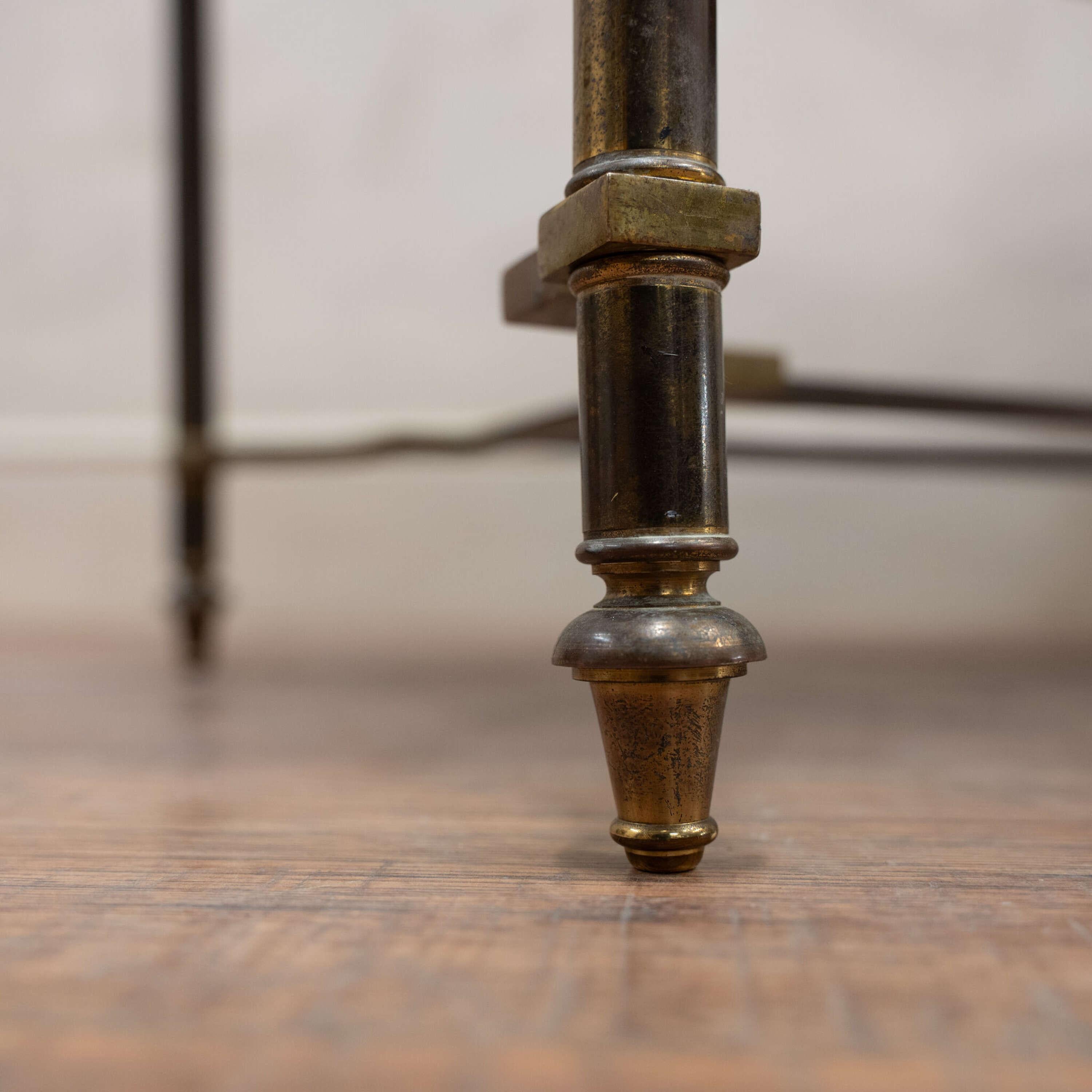 Laiton Maison Jansen Table basse en verre églomisé et laiton en vente