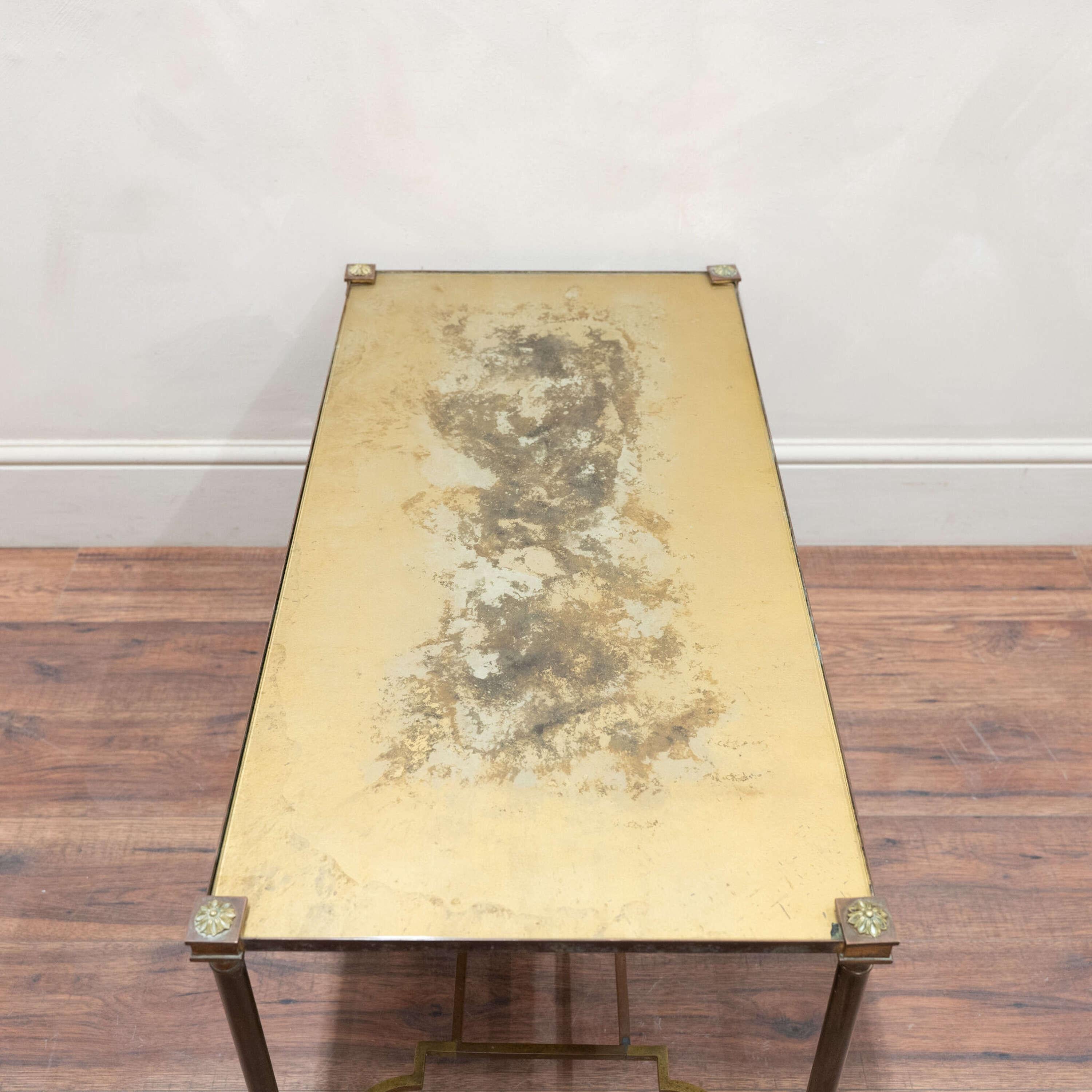Maison Jansen Table basse en verre églomisé et laiton en vente 1