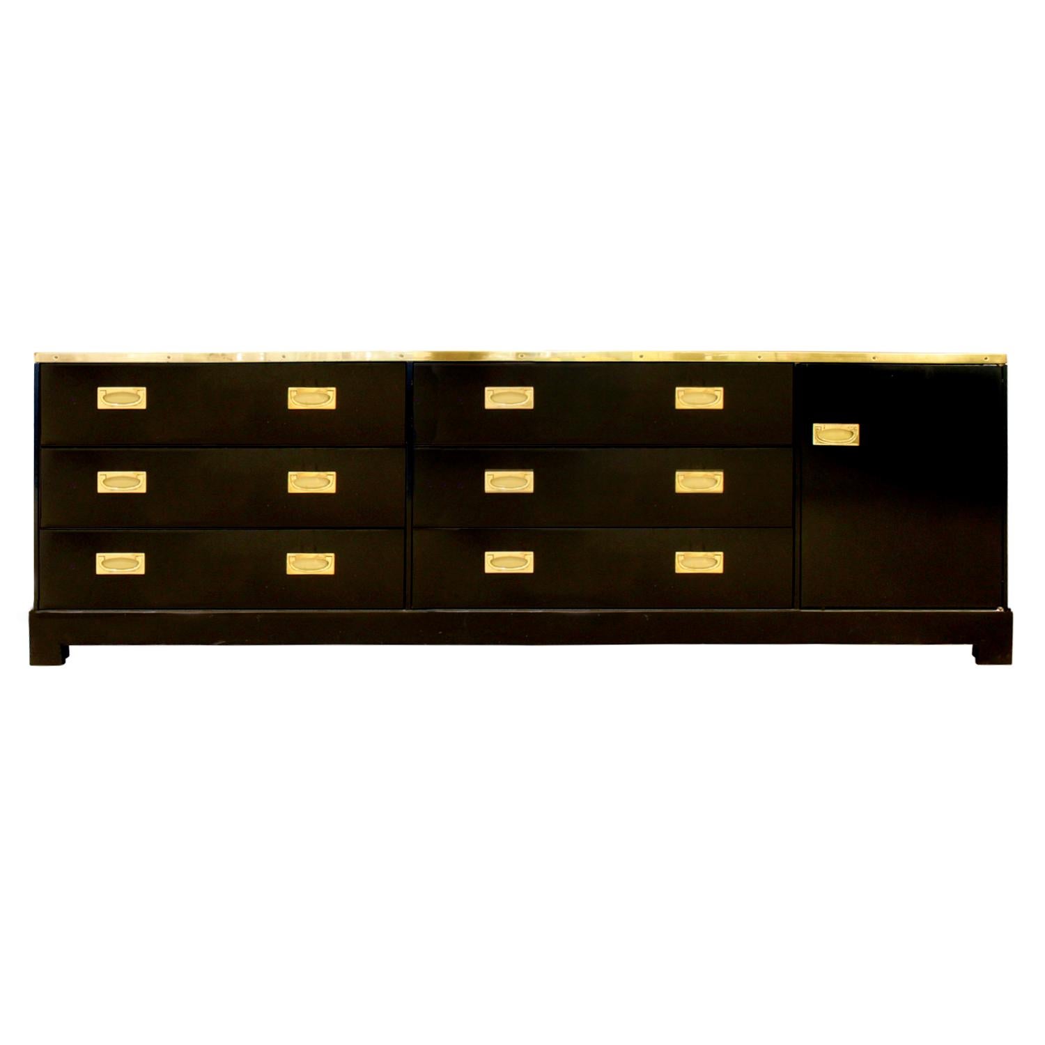 Elegant chest of drawer in black lacquer with brass banding and pulls attributed to Alain Delon for Maison Jansen, France, 1970s. This chest of drawers is beautifully made and very chic.