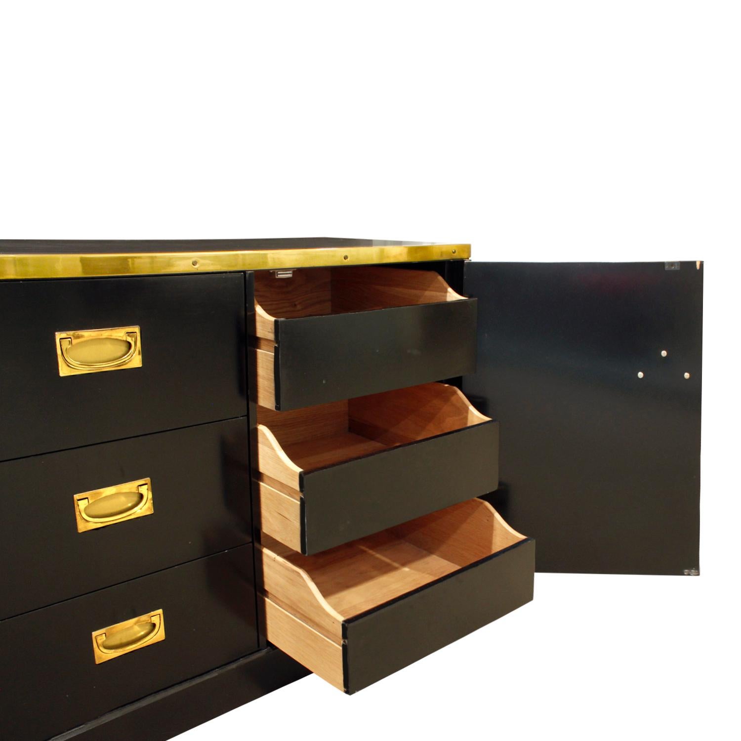 Maison Jansen Elegant Chest of Drawer in Black Lacquer with Brass, 1970s In Excellent Condition In New York, NY