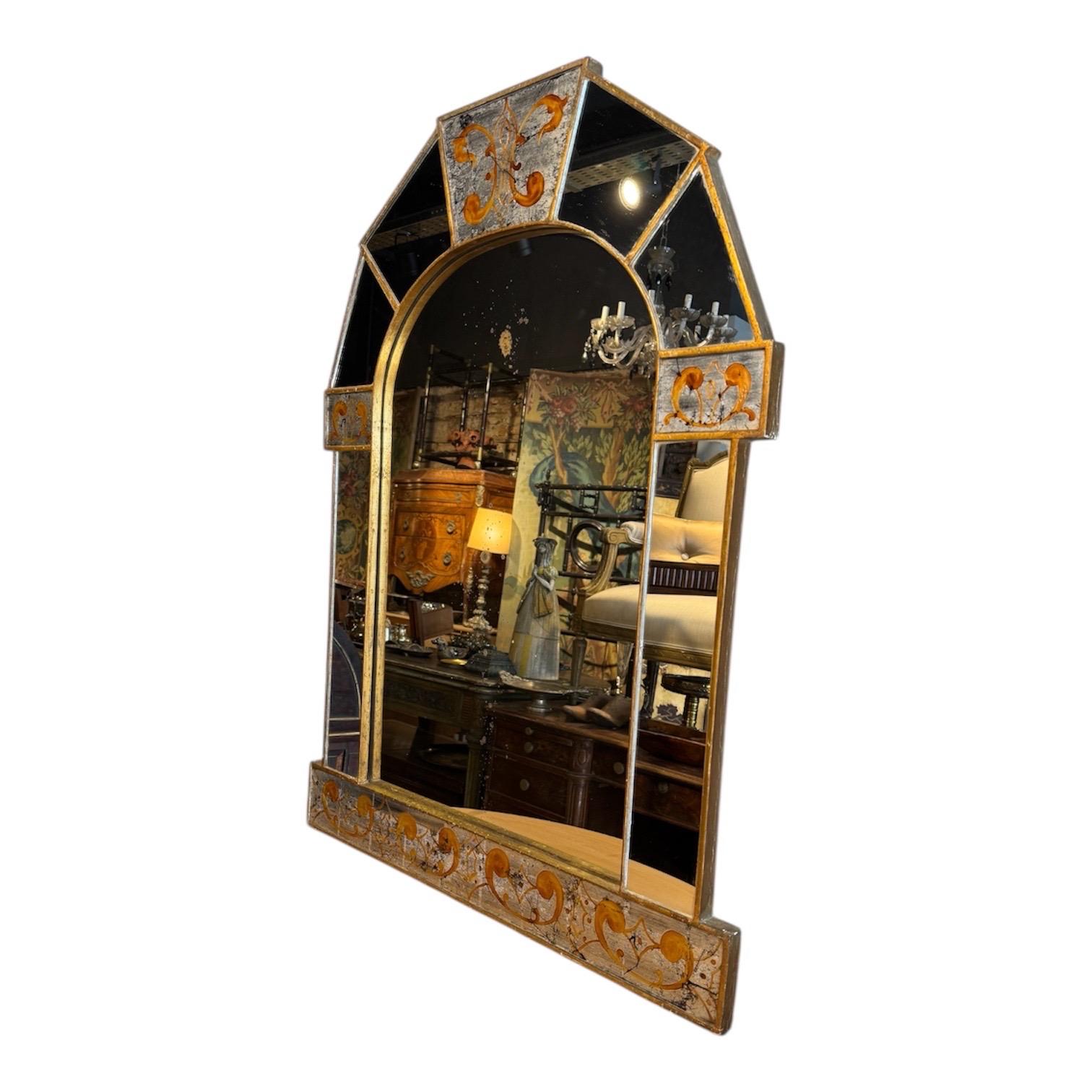 Squisita Maison Jansen in stile Églomisé con specchio ad arco e decorazione a volute
Descrizione del prodotto
Un sorprendente ed elegante specchio da parete ad arco, realizzato nel ricercato stile Maison Jansen e caratterizzato da magnifici pannelli