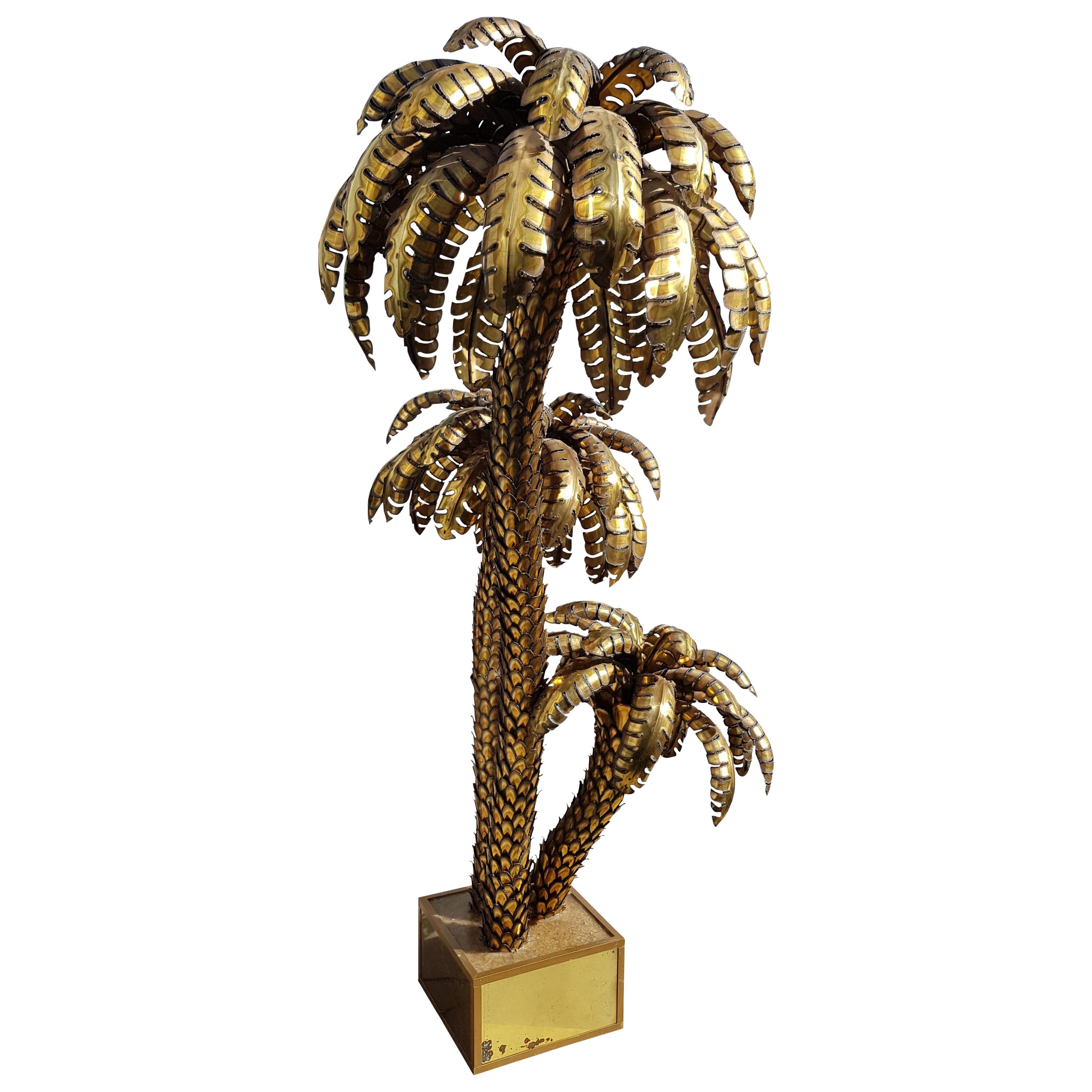 Maison Jansen extra large brass palm tree floor lamp, made in France in the 1970s.
This is an original and unique piece. The palm light has three palm trunks with each a light fitting on the top and three on the underside of the leaves.