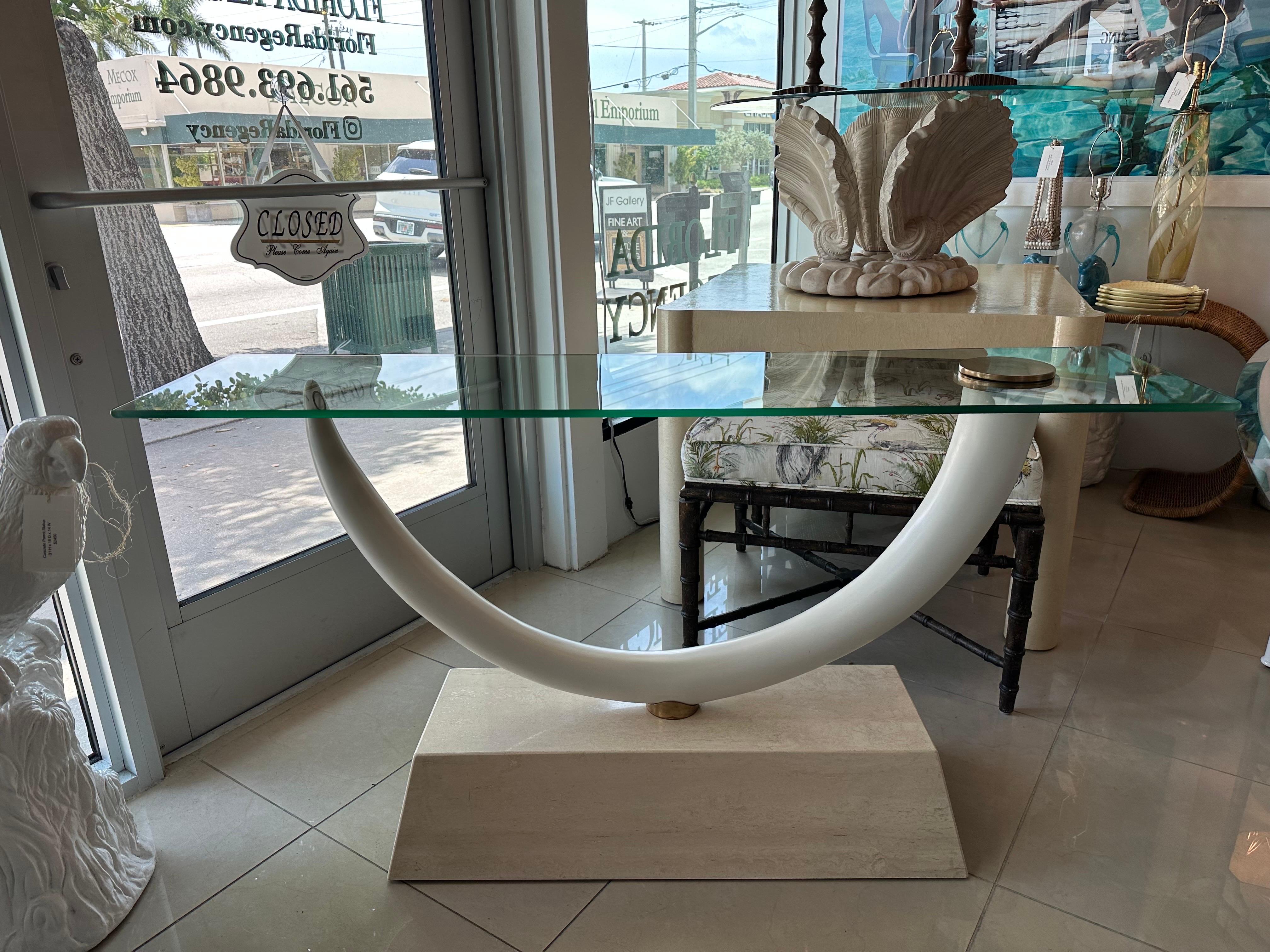 Maison Jansen Faux Elephant Tusk Marmorsockel & Messing & Glasplatte Konsolentisch im Zustand „Gut“ im Angebot in West Palm Beach, FL