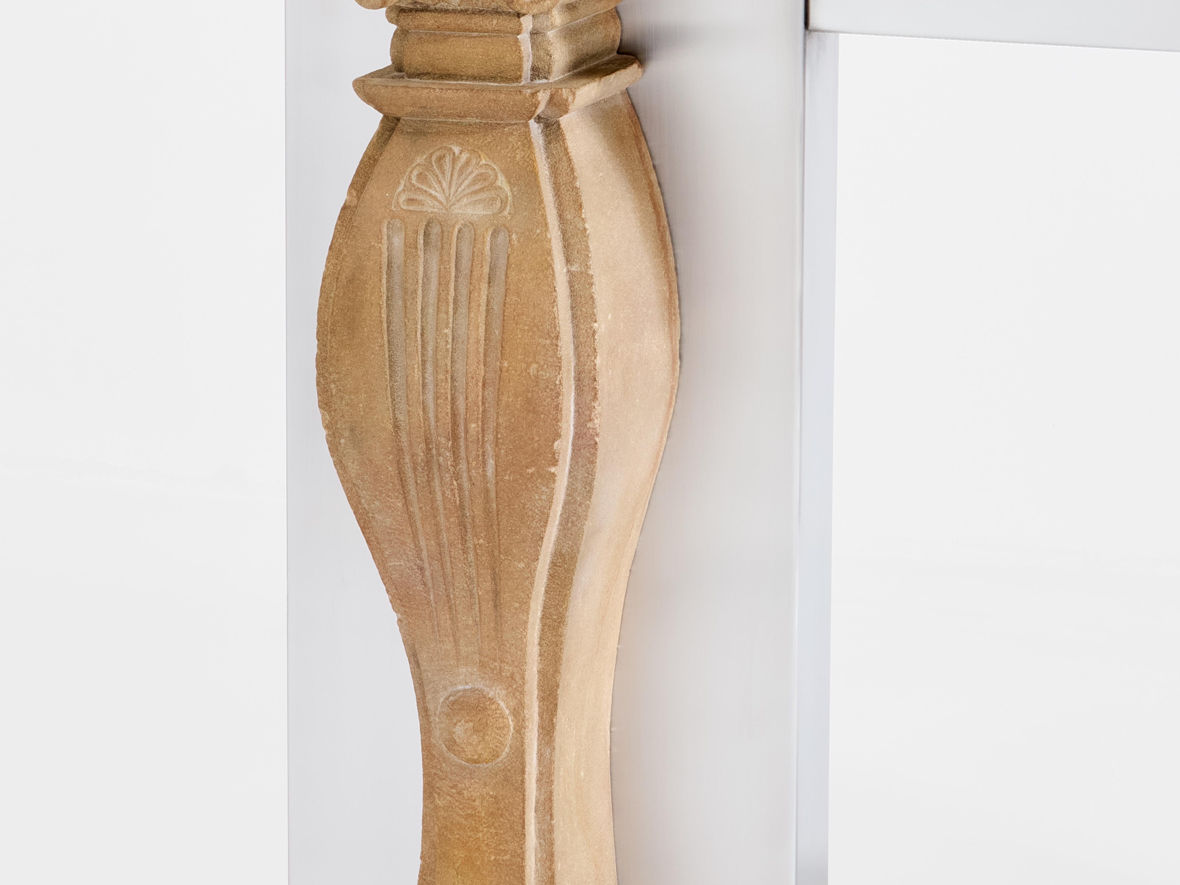 Maison Jansen, Kaminsims aus gebürstetem Stahl und geschnitztem Stein, 1968 (Französisch) im Angebot