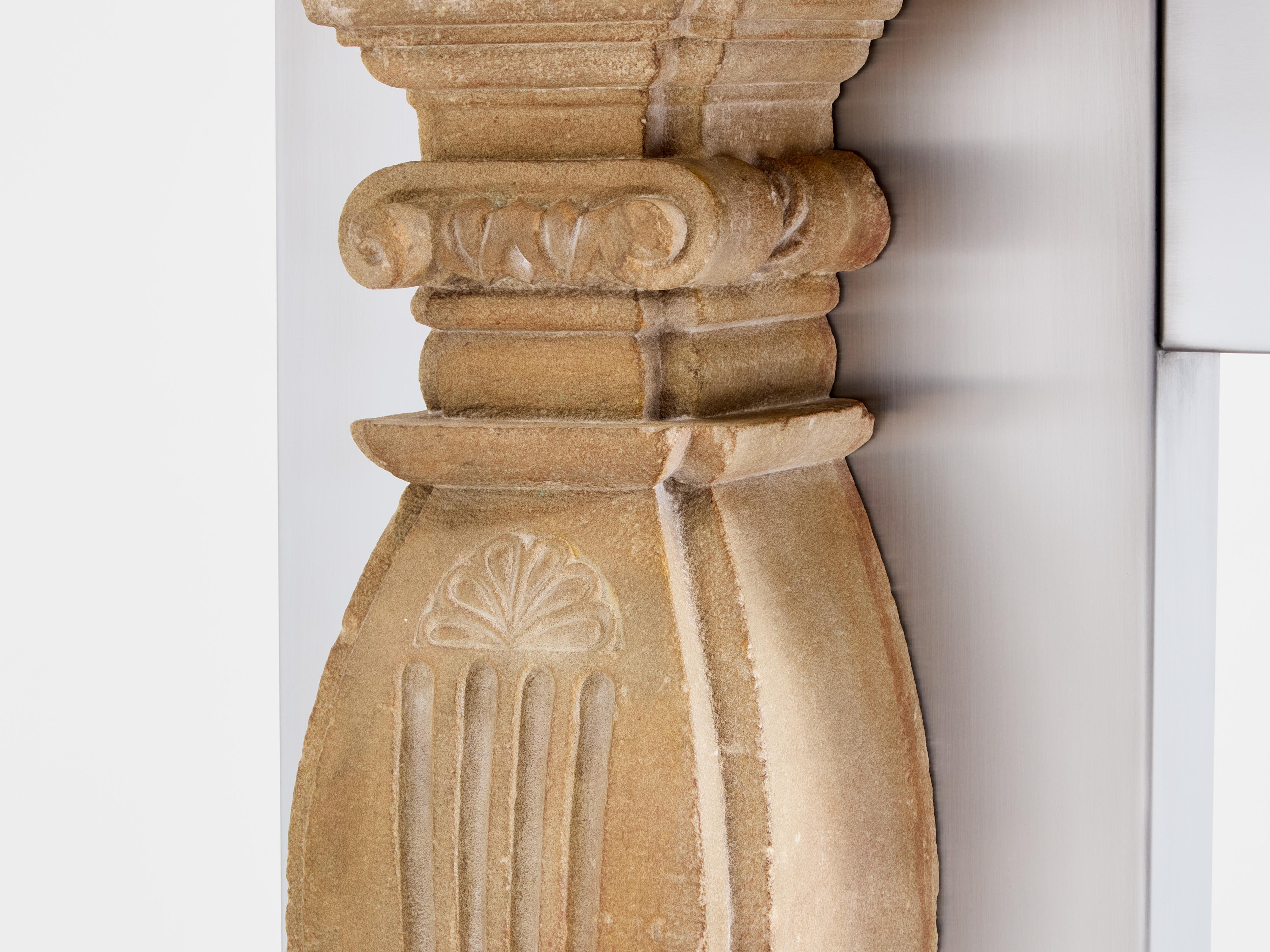 Maison Jansen, Kaminsims aus gebürstetem Stahl und geschnitztem Stein, 1968 im Zustand „Gut“ im Angebot in Paris, IDF