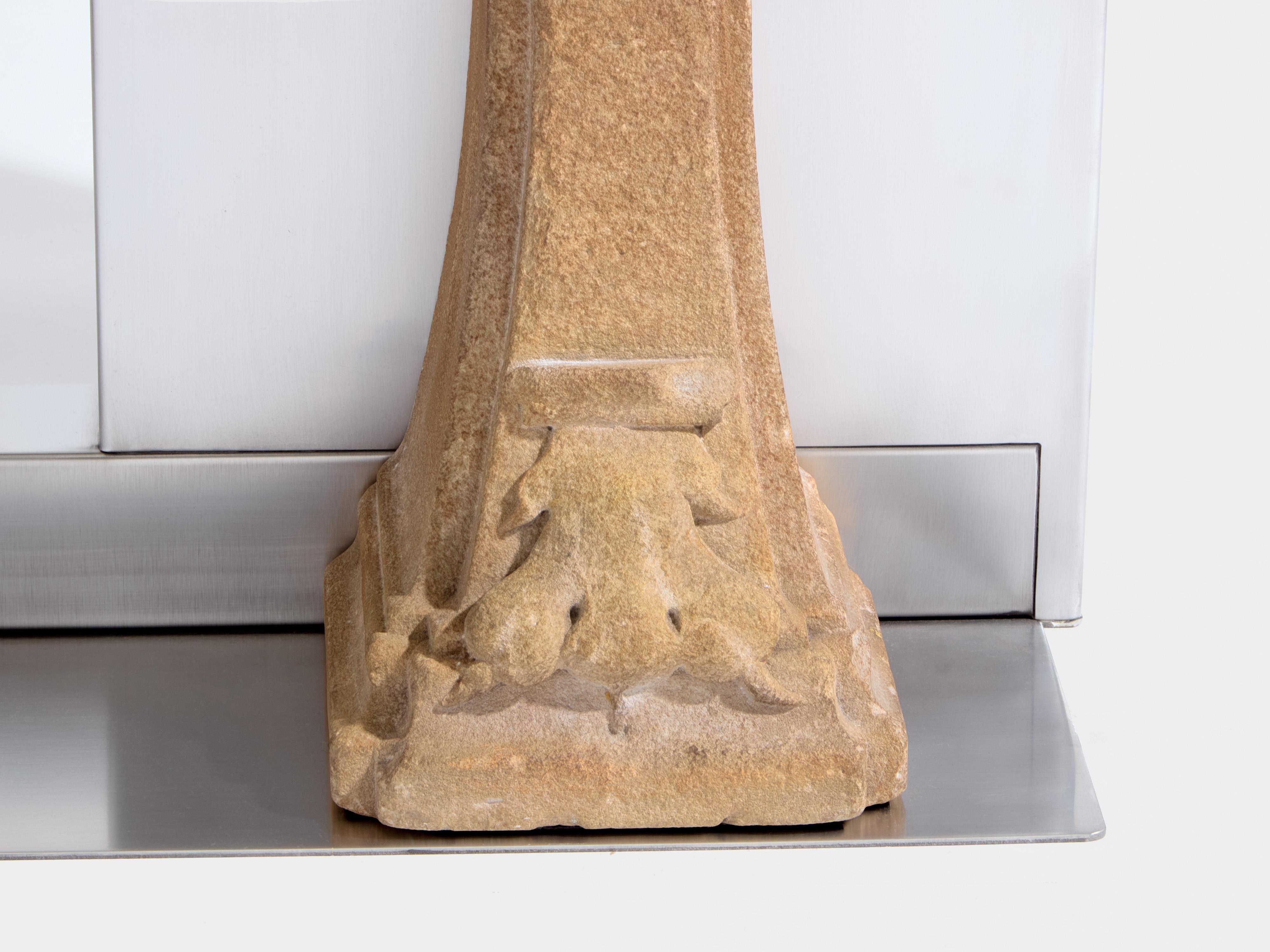Maison Jansen, Kaminsims aus gebürstetem Stahl und geschnitztem Stein, 1968 im Angebot 1