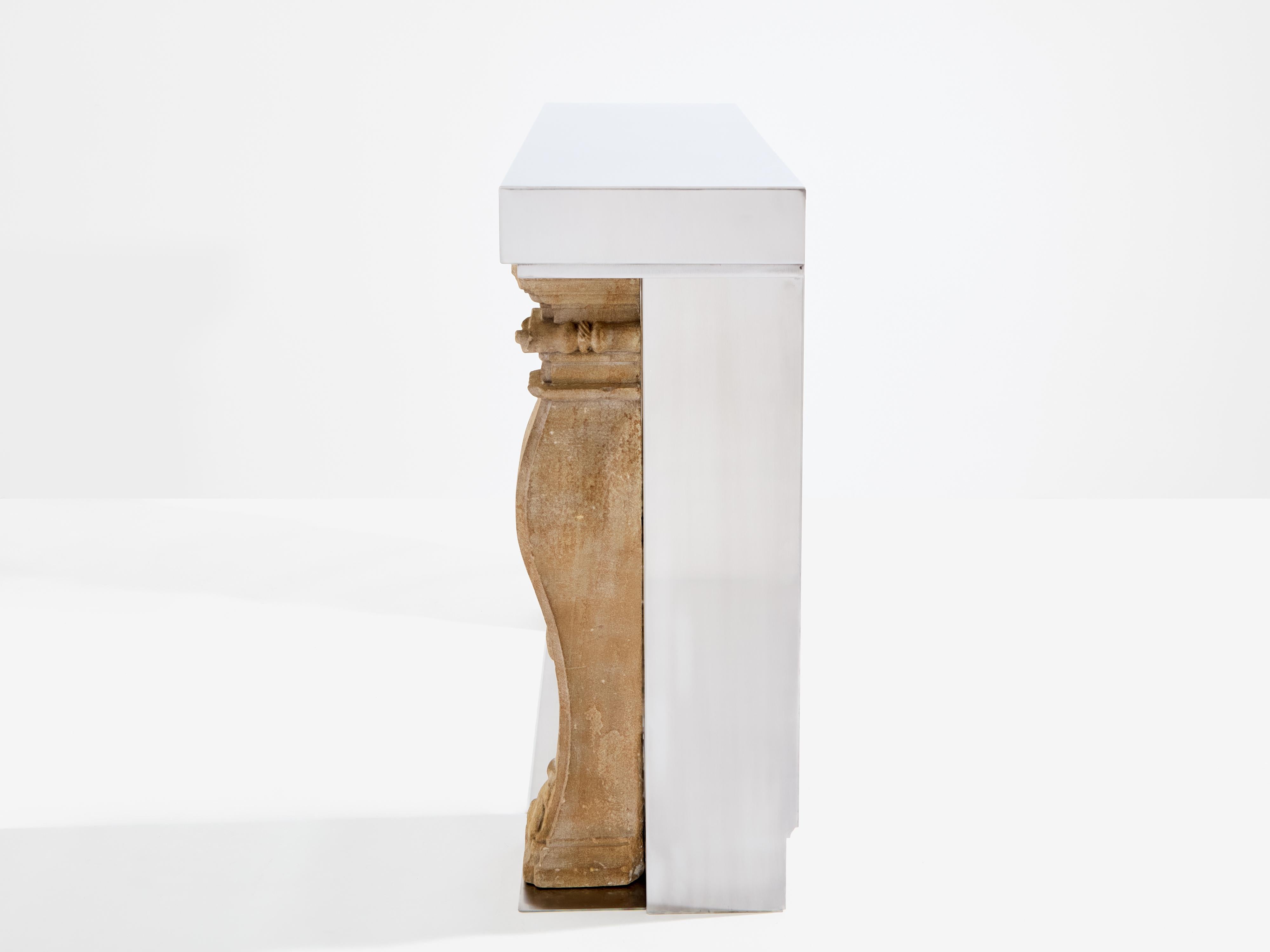 Maison Jansen, Kaminsims aus gebürstetem Stahl und geschnitztem Stein, 1968 im Angebot 3