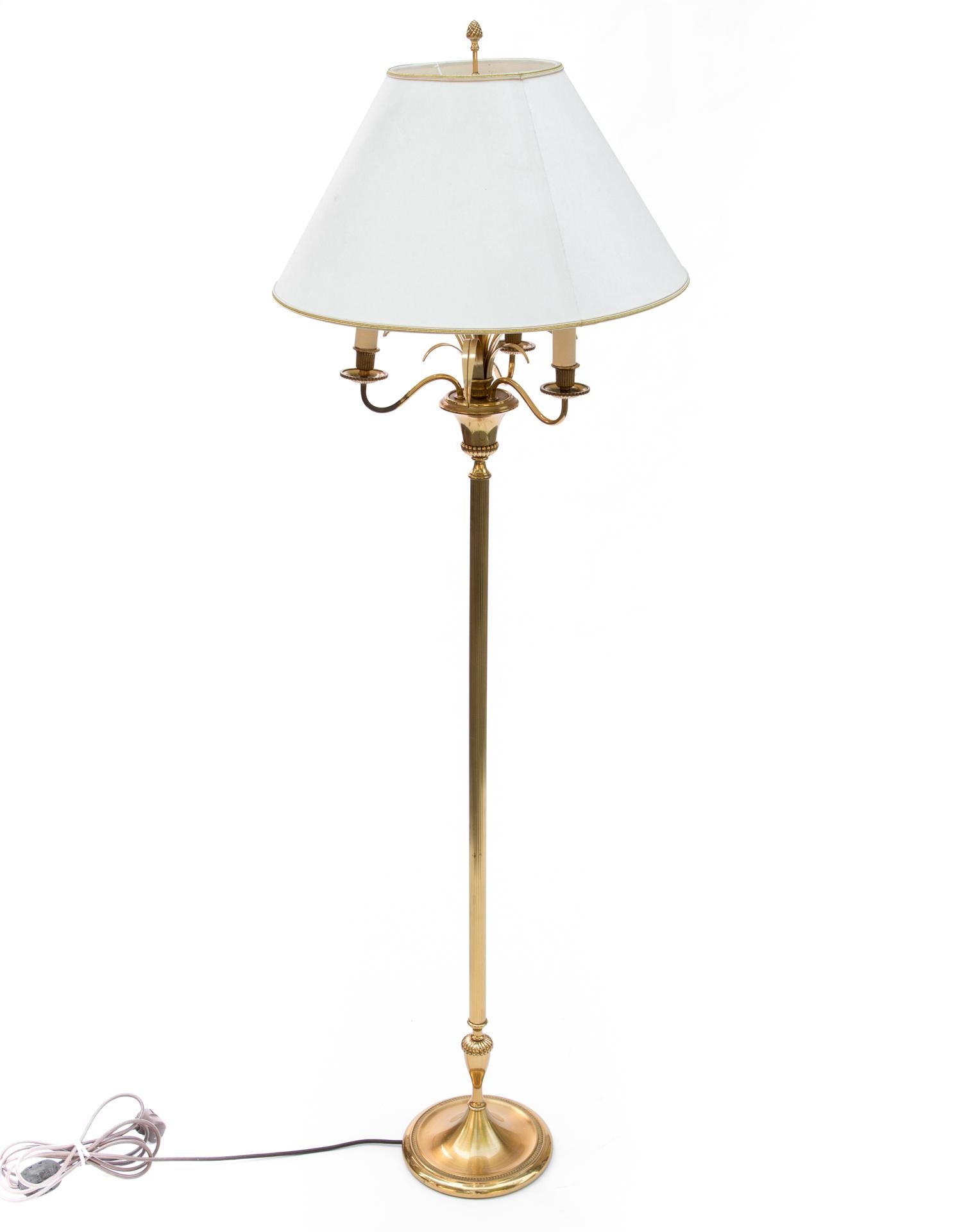 Floor lamp of the exclusive French brand Maison Jansen. Made of high quality chiseled brass.

The lamp stands on a round, smooth base with a frieze decorated with tiny fringes. The stem is long, slender, cannelized. A decorative perk holds a