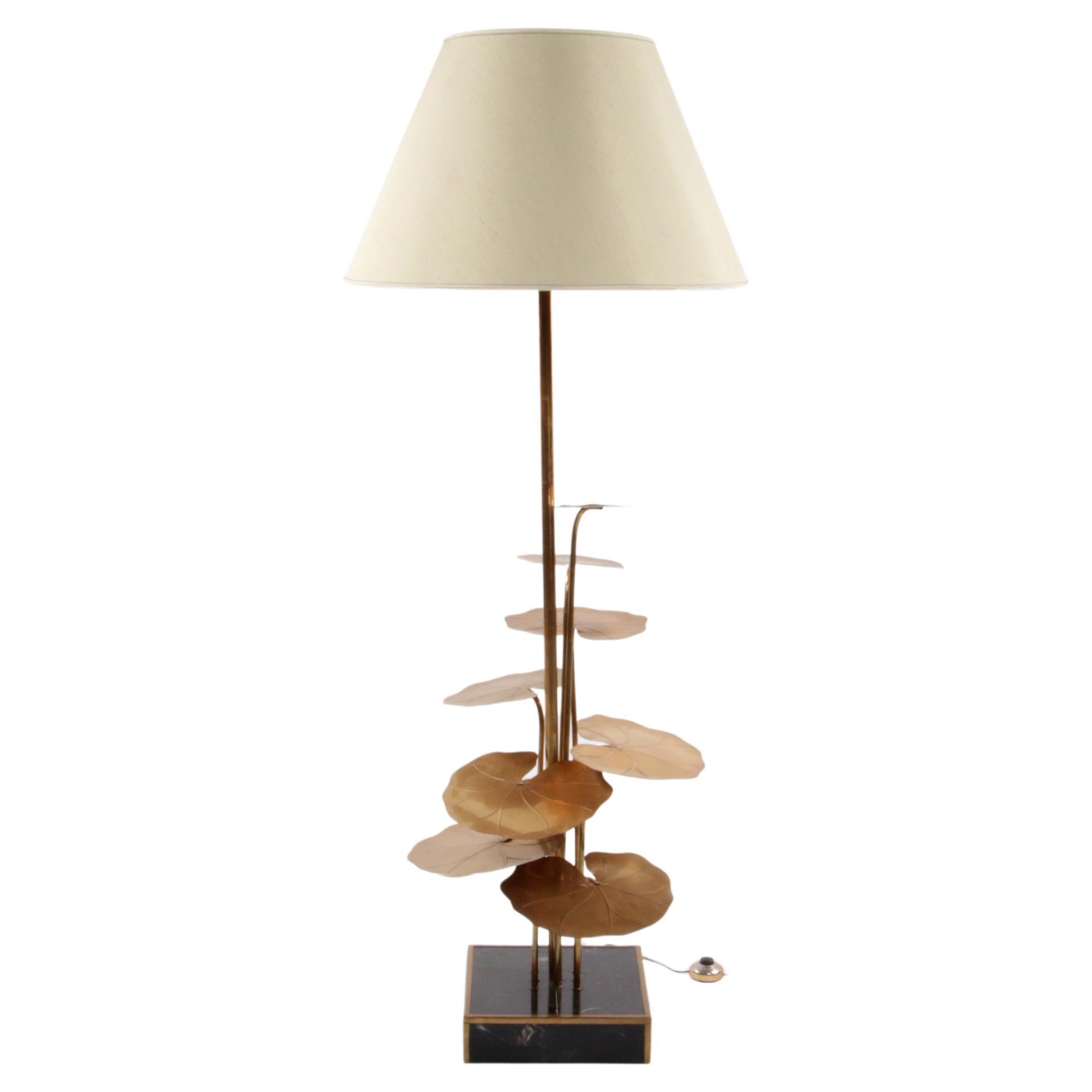 Maison Jansen floor lamp of gilded brass with marble base, 1970 France.

Floor lamp maison jansen in gilded brass and marble, 1970s. Large leaf floor lamp in gilded brass from the jansen house on foot / marble and brass foot. Rare model decorated