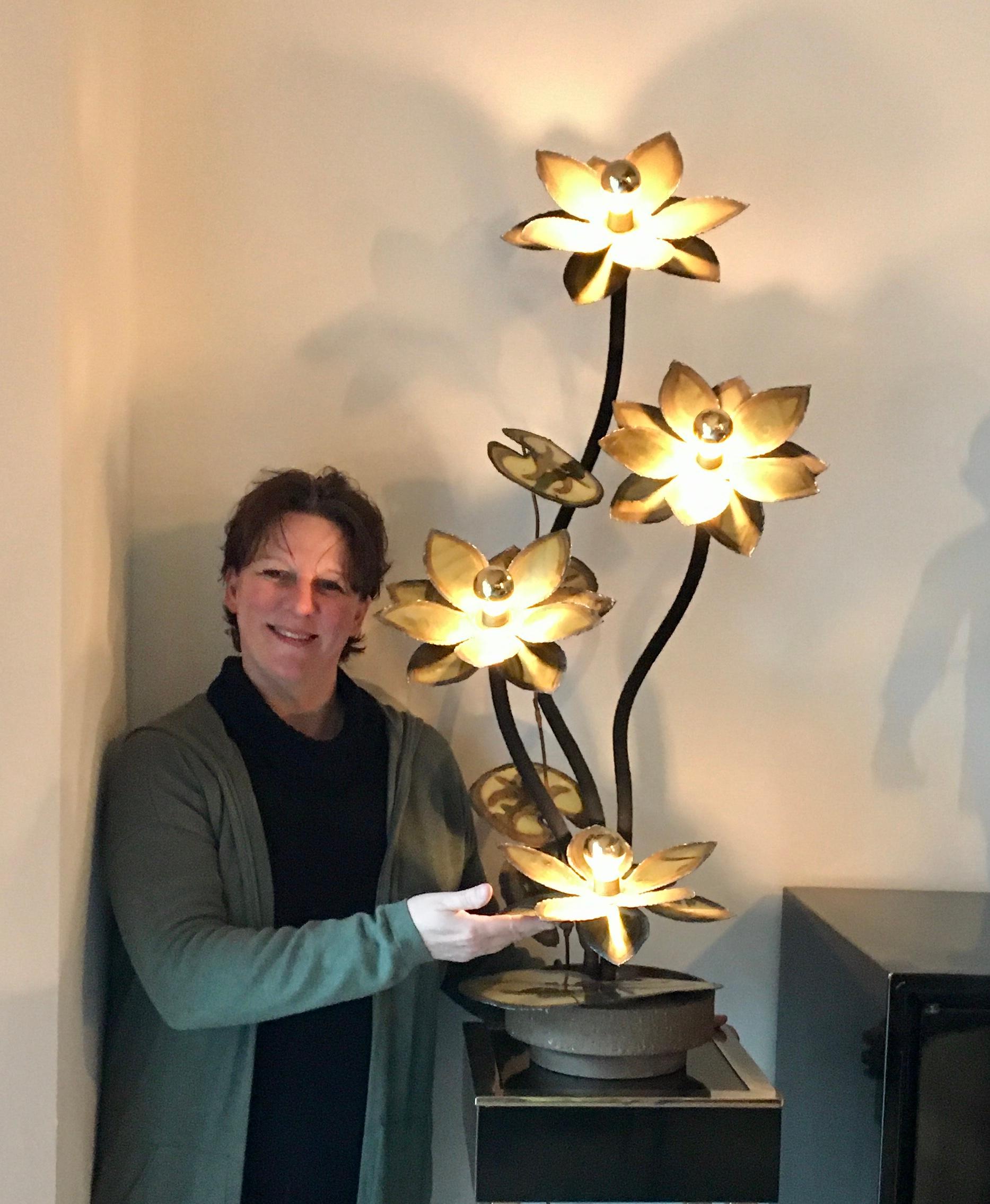 4 geblümte Maison Jansen Stehlampe oder Beistelllampe. 
Eine glamouröse Hollywood-Regency-Lampe mit 4 großen Blumen - 4 Lichtpunkte - Lotusblumen auf Stielen in einem Terrakotta-Topf. Diese große florale Lampe aus den 1970er Jahren kann auf dem