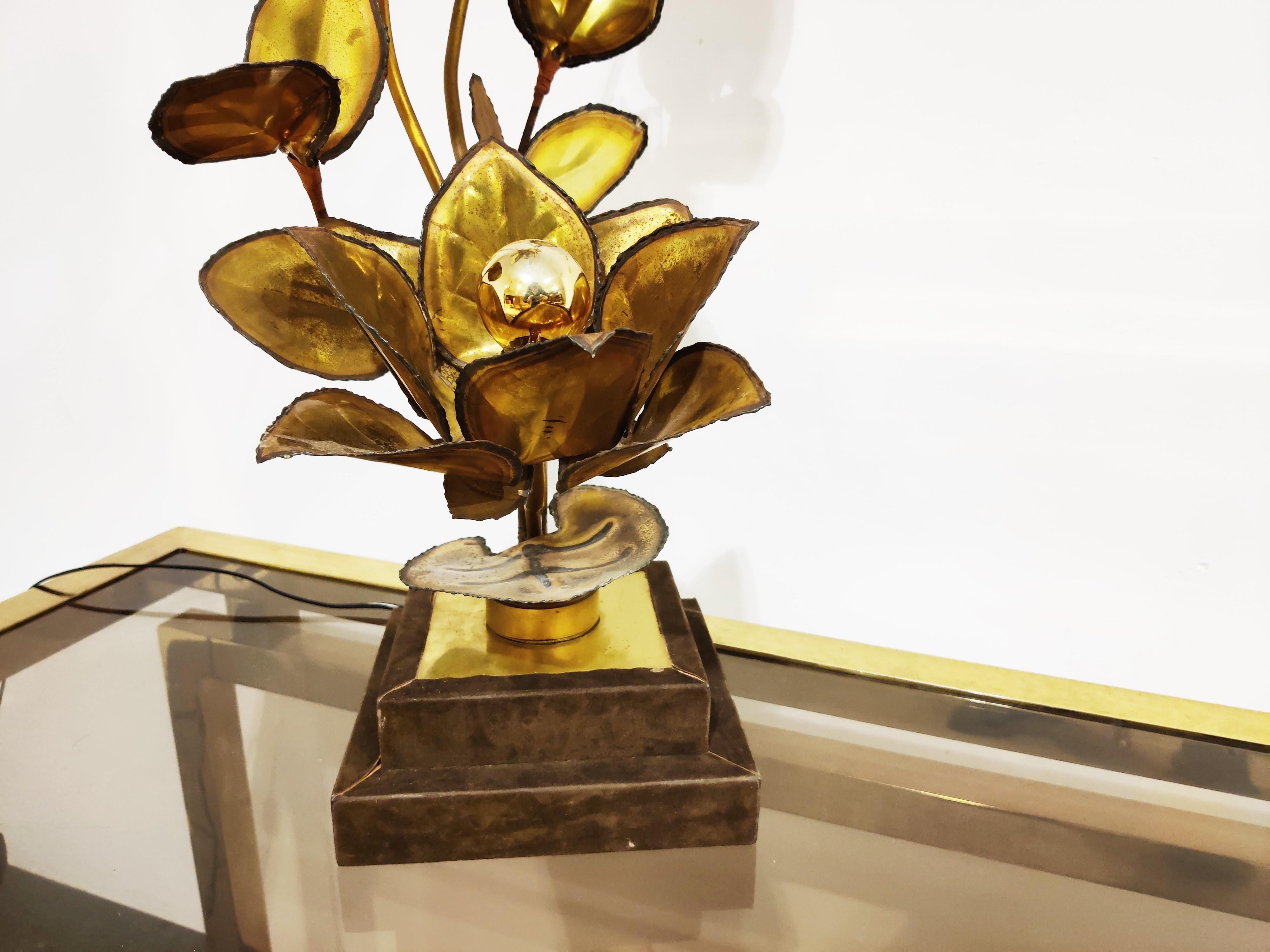 Beautiful torch cut brass floor or table lamp by Maison Jansen.

This flower lamp has three light points and emits a beautiful warm light.

Good original condition with patina, tested and ready to use.

The lamp has a brown velvet