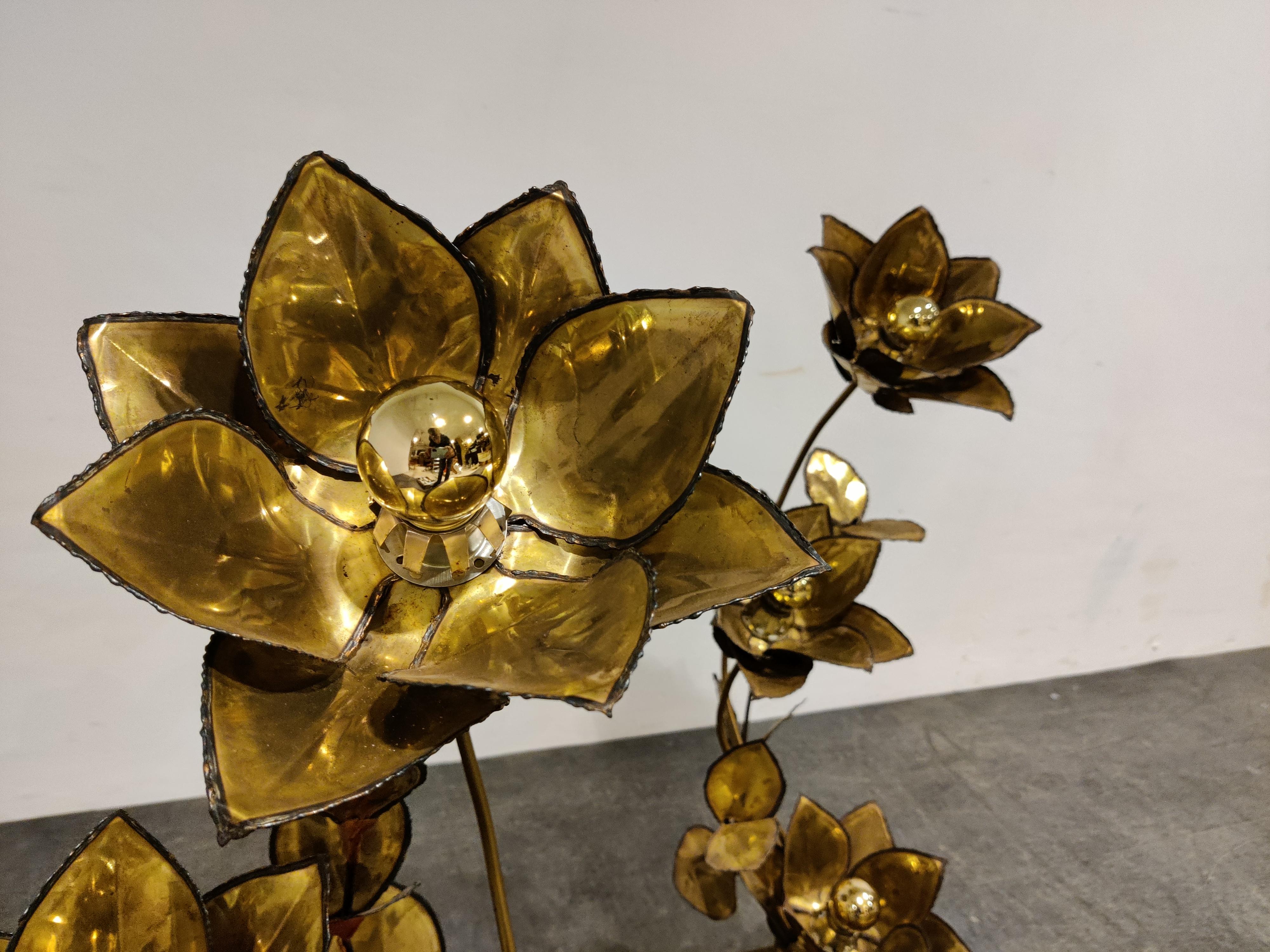 Beautiful torch cut brass floor or table lamp by Maison jansen with glass globes.

This flower lamp has three lightpoints and emits a beautiful warm light.

Good original condition with patina, tested and ready to use.

The lamp has a brown