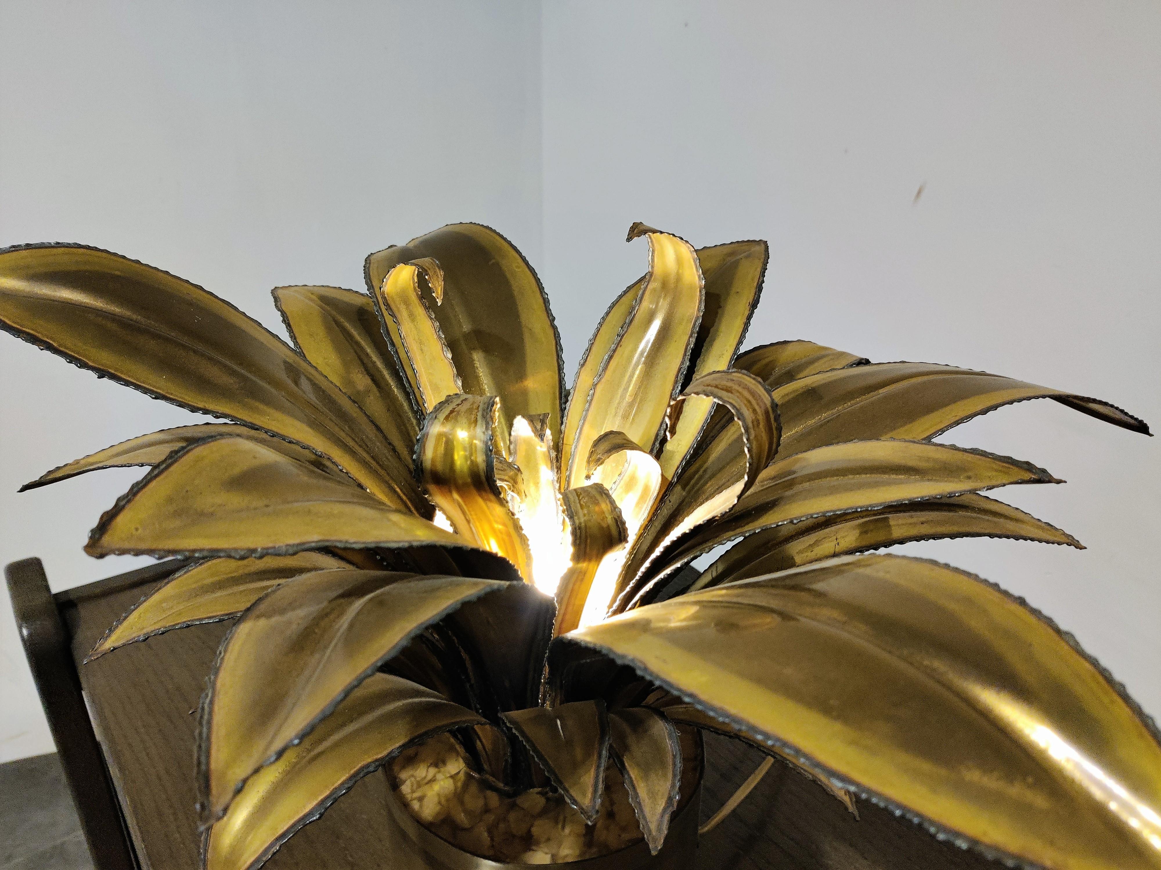 Magnifique lampe de table en laiton taillé au chalumeau et fleuri par Maison jansen.

Cette lampe fleurie possède un point lumineux central et émet une belle lumière chaude.

Bon état d'origine, testé et prêt à l'emploi.

La lampe a une base