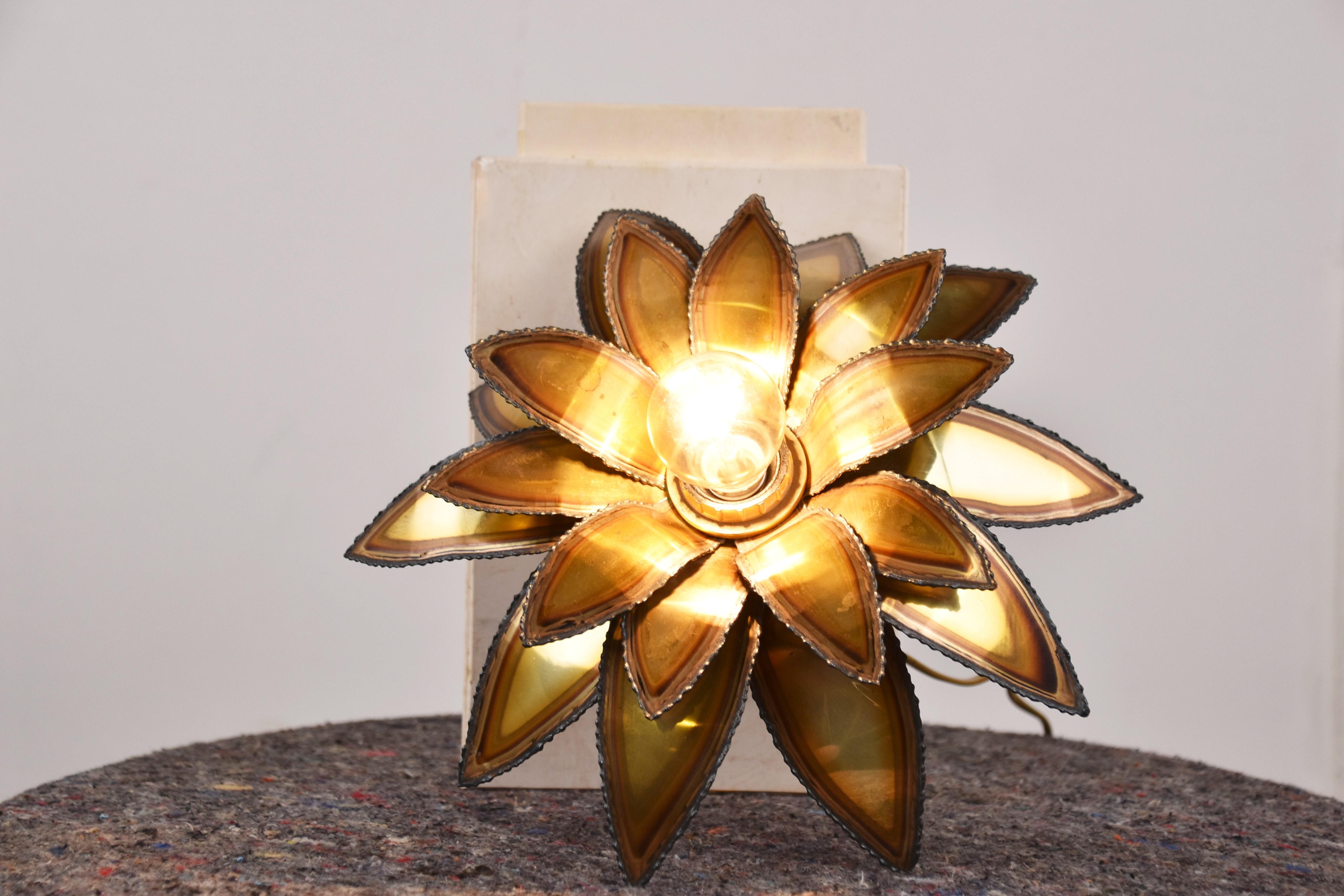 Hollywood regency floral wall lamp by Maison Jansen.

The flower wall lamp has a E14 light points and emits a beautiful light.

It is in good condition and has been tested.

1970s - France

Dimensions:
Height: 33cm/12.99