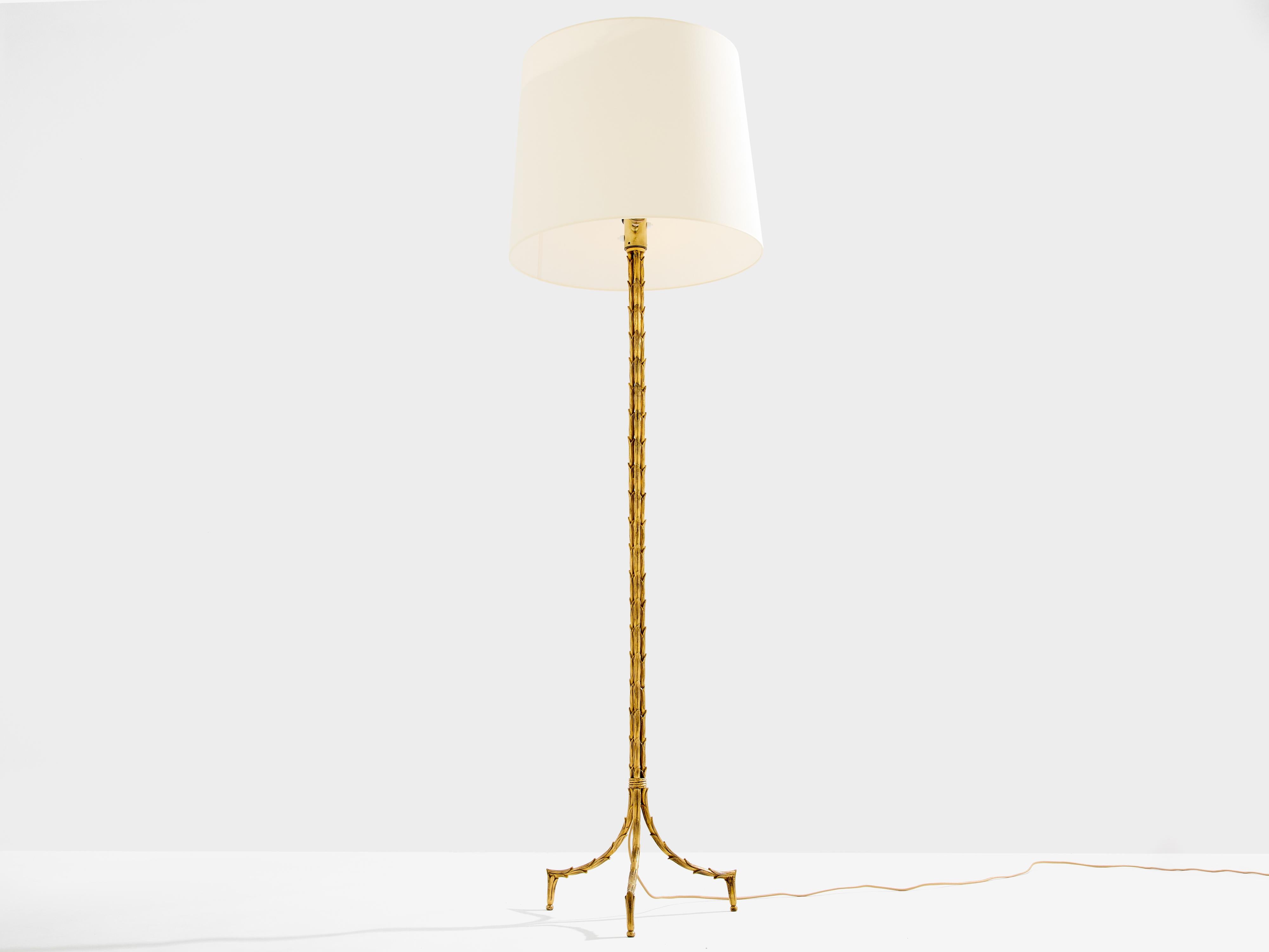 Mid-Century moderno Lampada da terra in bronzo dorato a fogliame Maison Jansen anni '50 in vendita