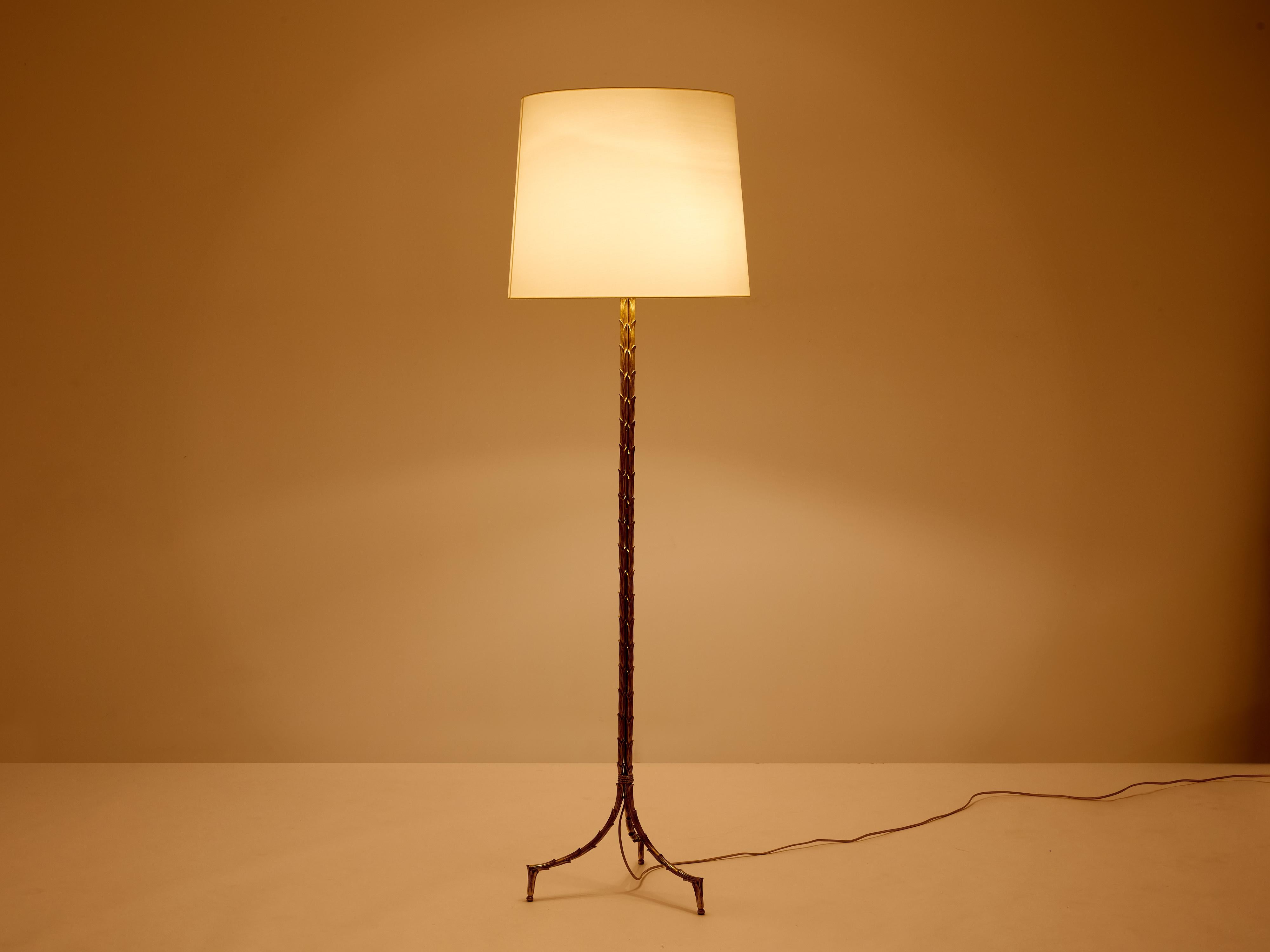 Francese Lampada da terra in bronzo dorato a fogliame Maison Jansen anni '50 in vendita