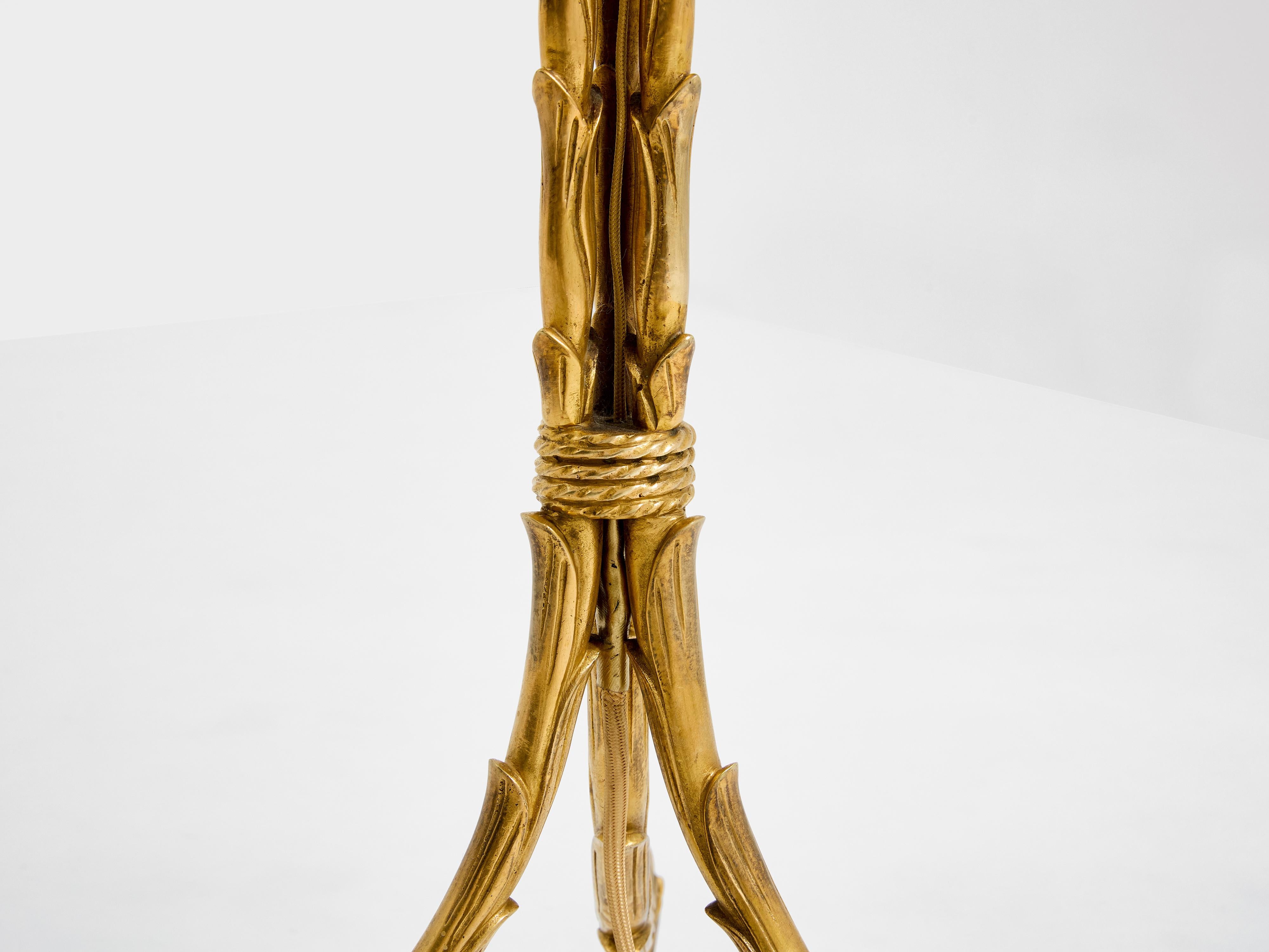 Lampada da terra in bronzo dorato a fogliame Maison Jansen anni '50 In condizioni buone in vendita a Paris, IDF