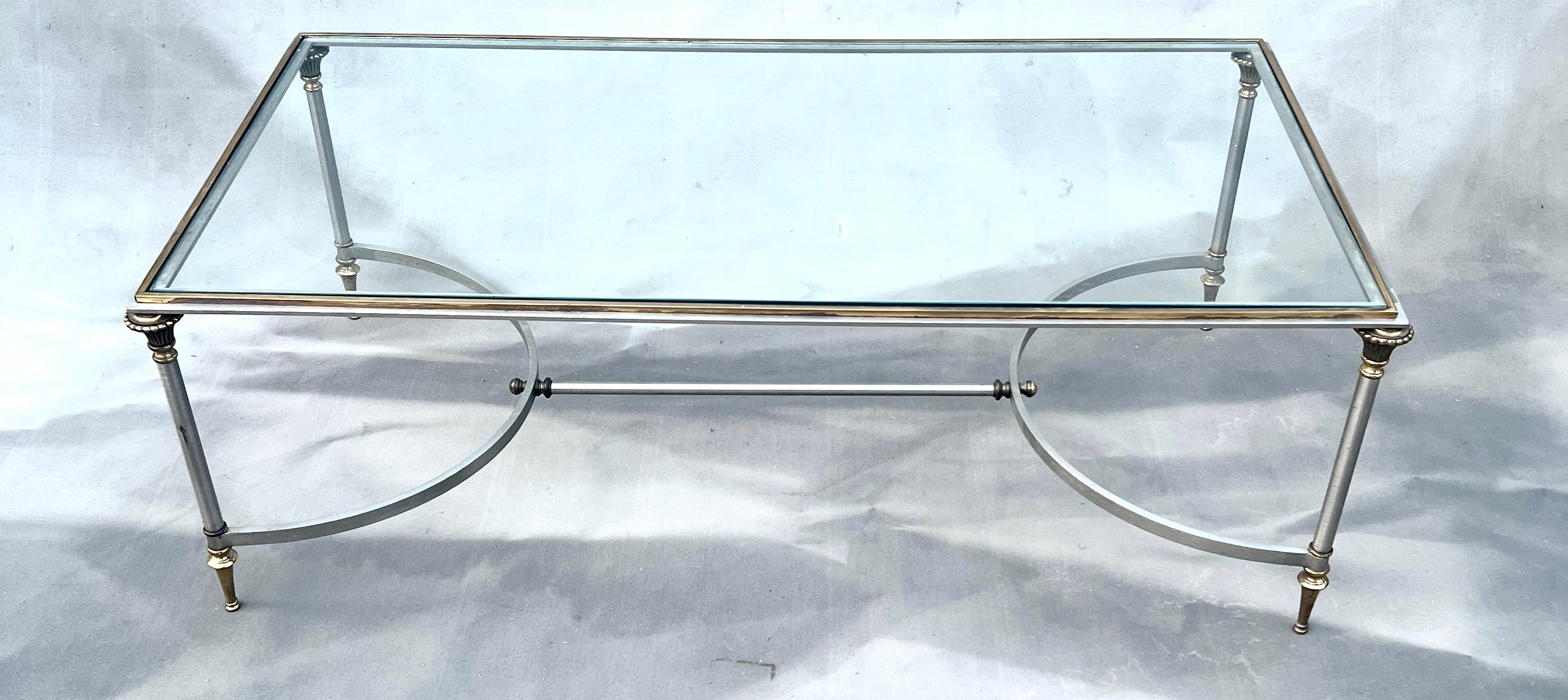 Table à cocktail de la Maison Maison Jansen en laiton et acier poli.

La pièce est impeccable avec quelques paginations attendues pour l'âge de la pièce, vers les années 1950.

Un complément à toute salle de séjour ou salle à manger formelle avec