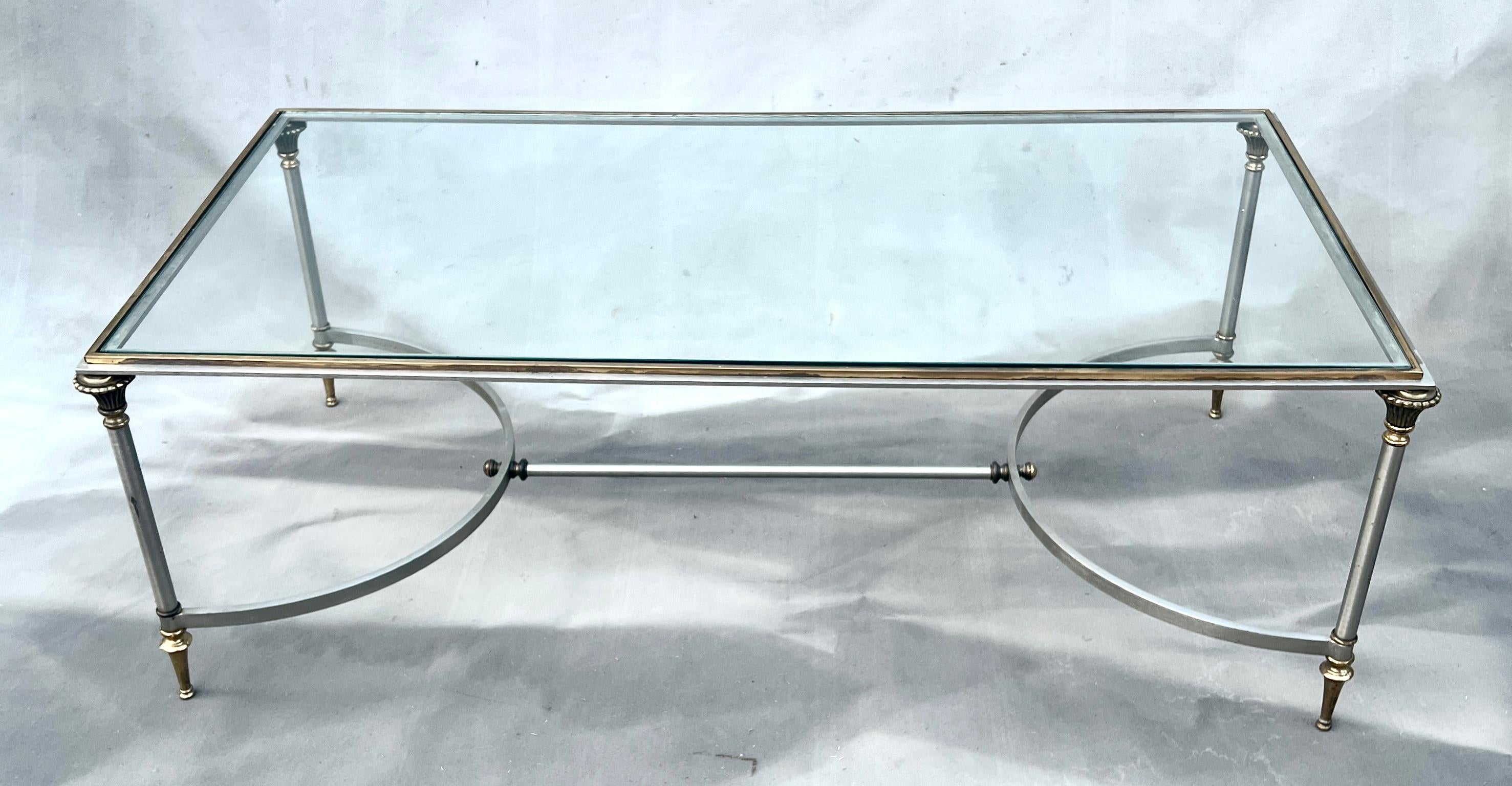 20ième siècle Maison Jansen Table Cocktail en laiton français et acier poli en vente