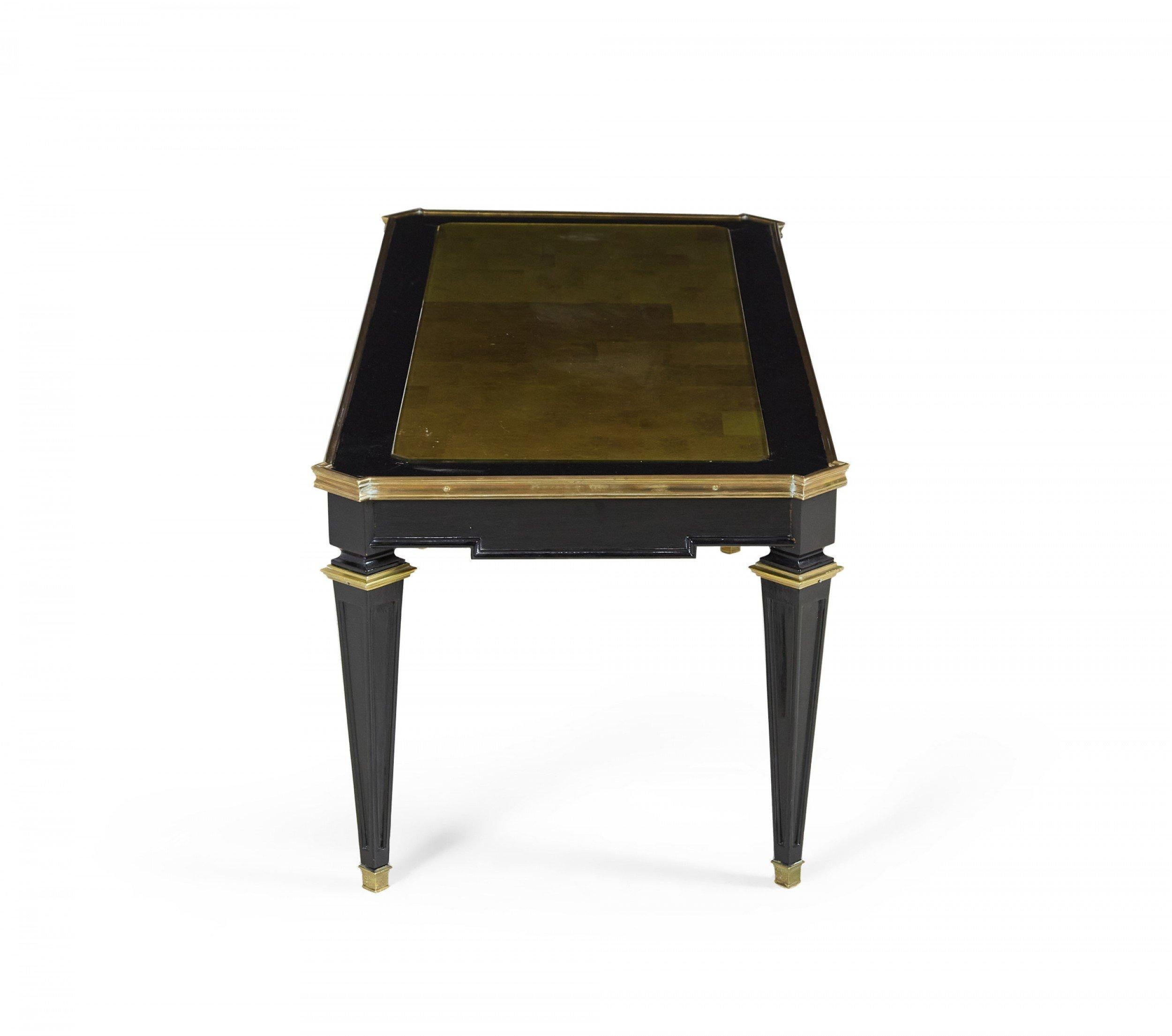 Mesa de centro francesa de mediados de siglo Maison Jansen con tapa de cristal dorado ebonizado Metal en venta