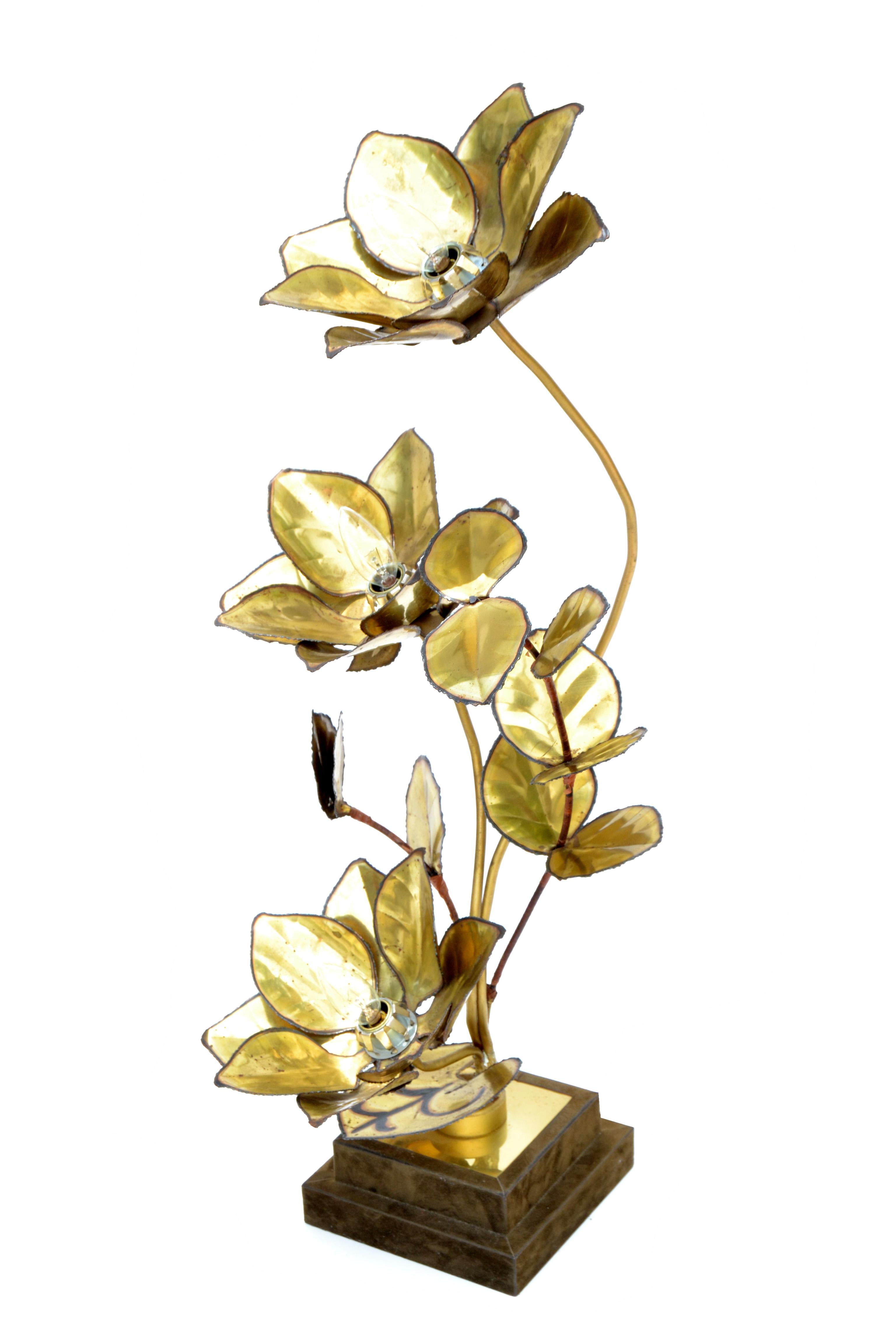 Maison Jansen French Mid-Century Modern 3-Light Cut Brass Flower Table Lamp In Good Condition In Miami, FL
