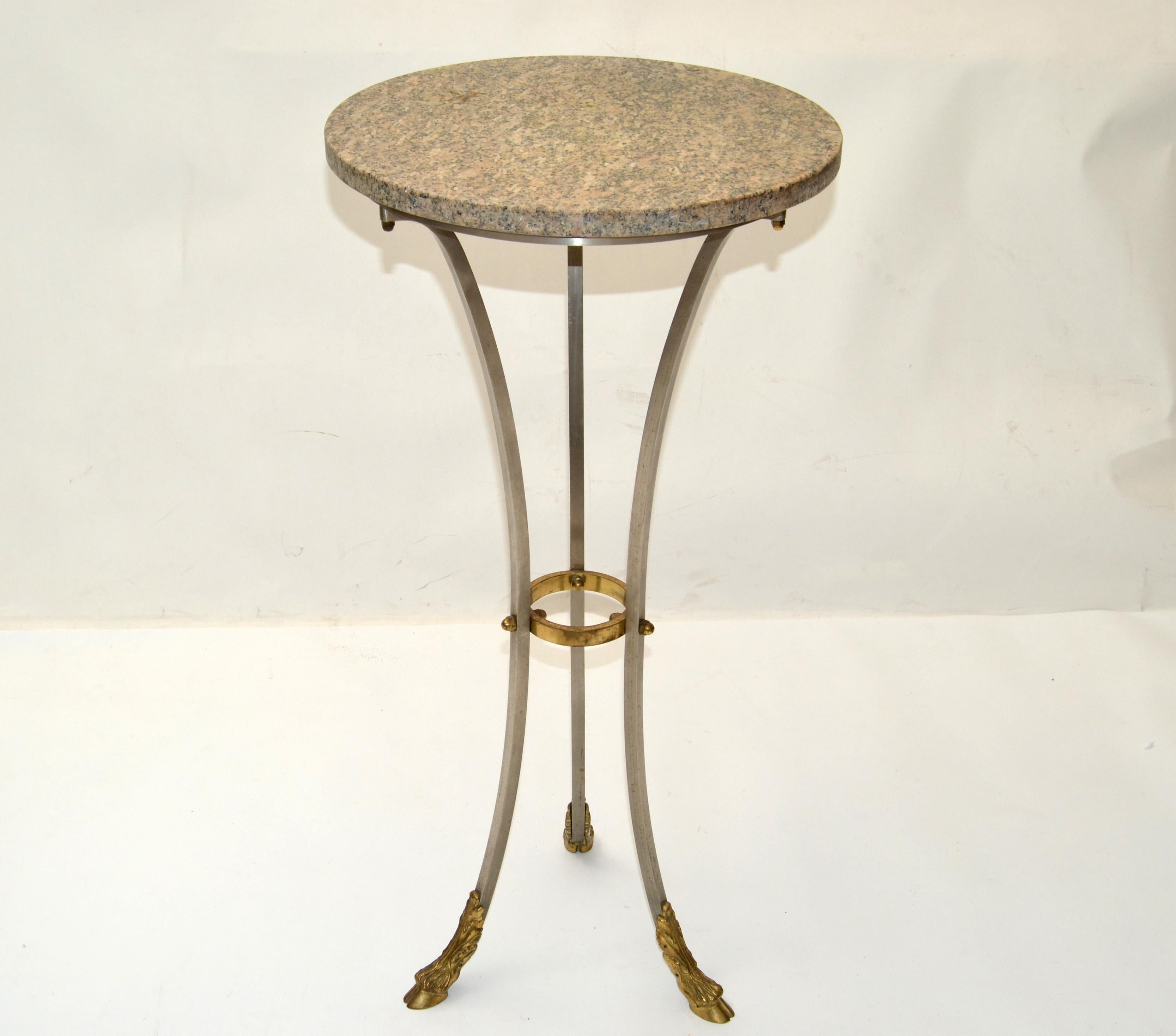 Neoklassische Französisch Drink Tisch Maison Jansen Stil Stahl, Messing und Bronze Huf Füße mit einem runden Sand Farbe Travertin oben.
Die natürliche taupe Farbe 1-Zoll-dicken Stone Top gibt einen schönen Kontrast zu den silbernen Farbton und