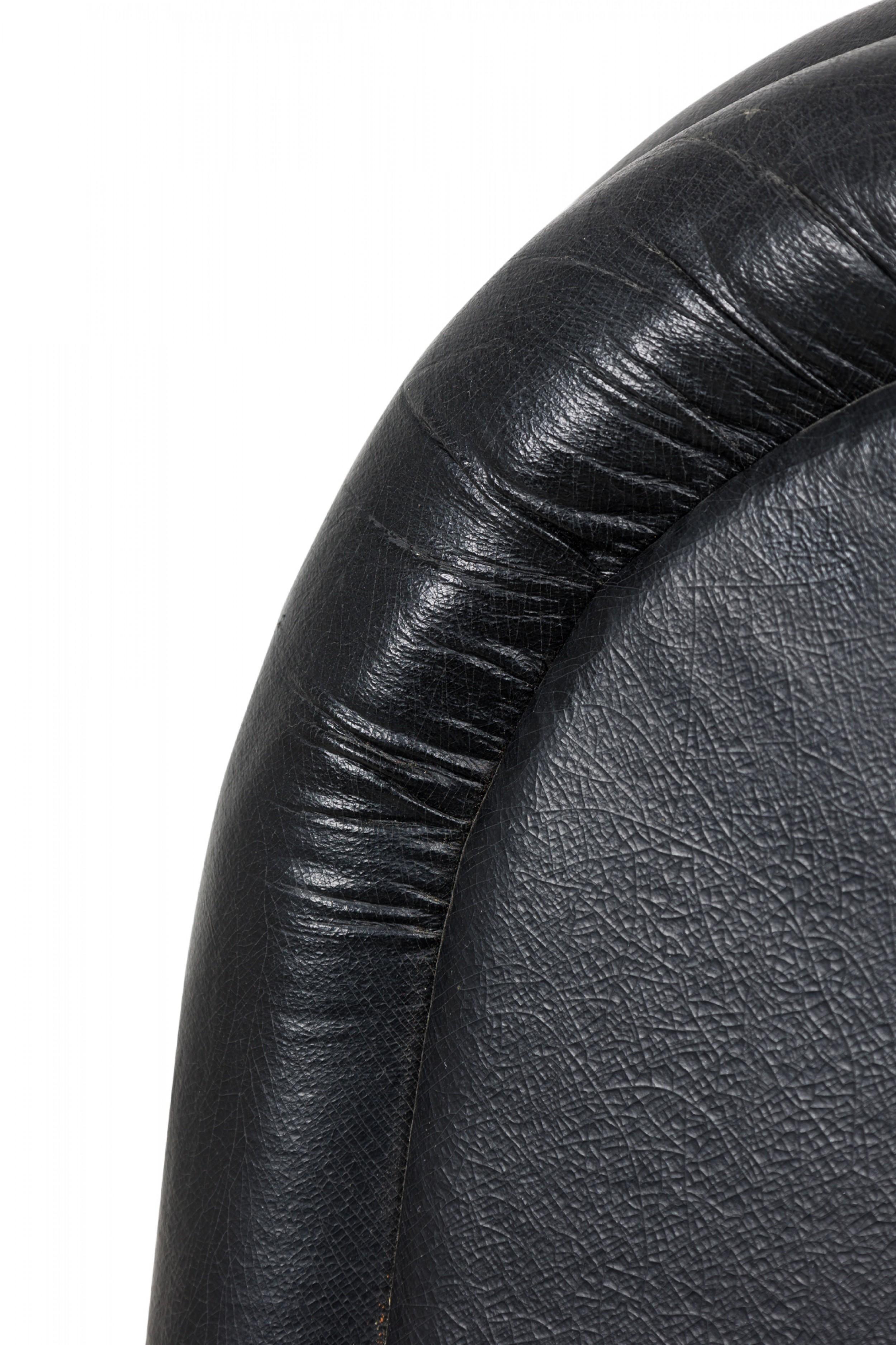 Französischer Schaukelsessel aus poliertem Nickel und schwarzem Leder von Maison Jansen (Polster) im Angebot