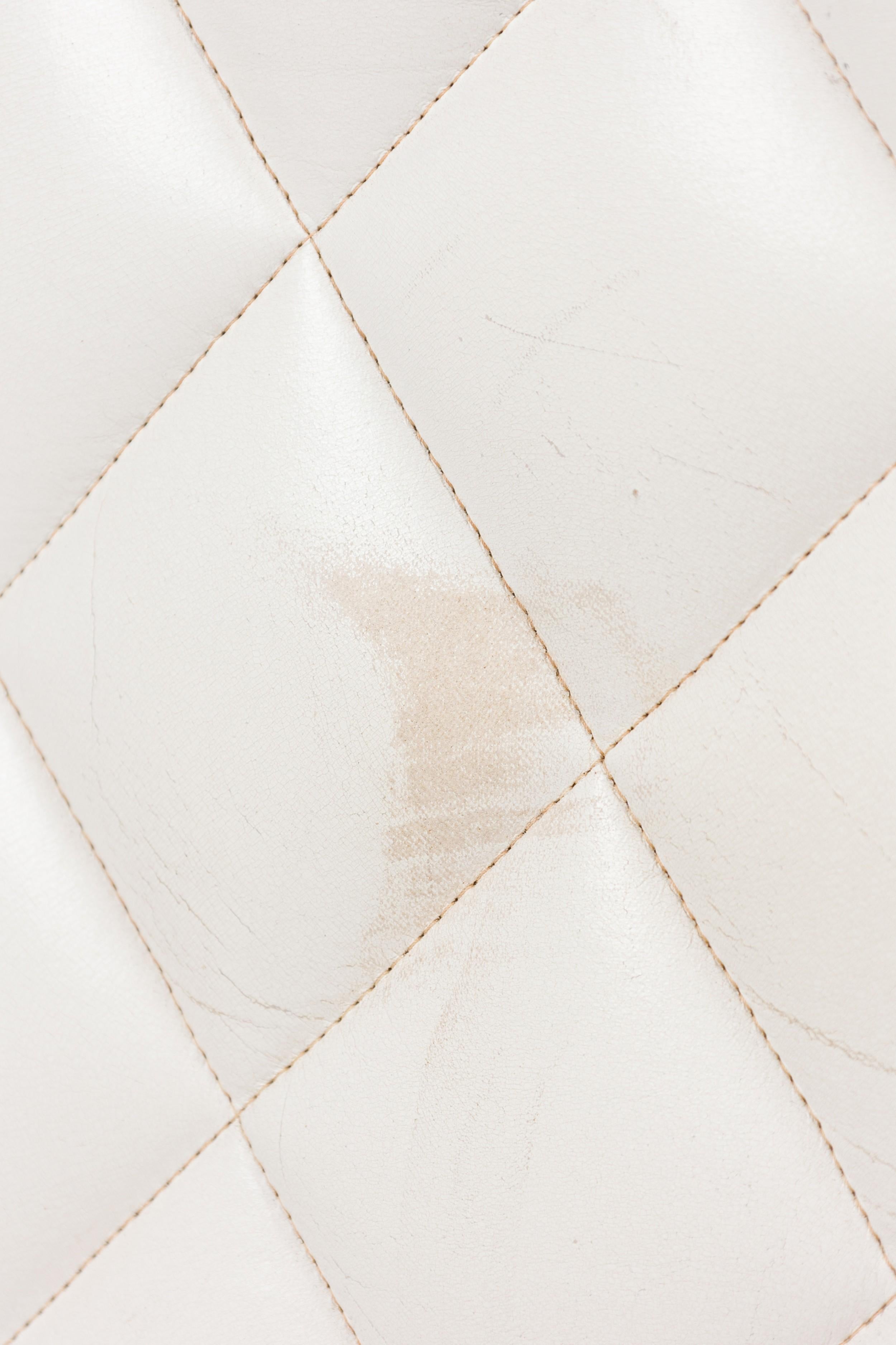 Französischer Schaukelsessel aus poliertem Nickel und weißem Leder von Maison Jansen im Angebot 1