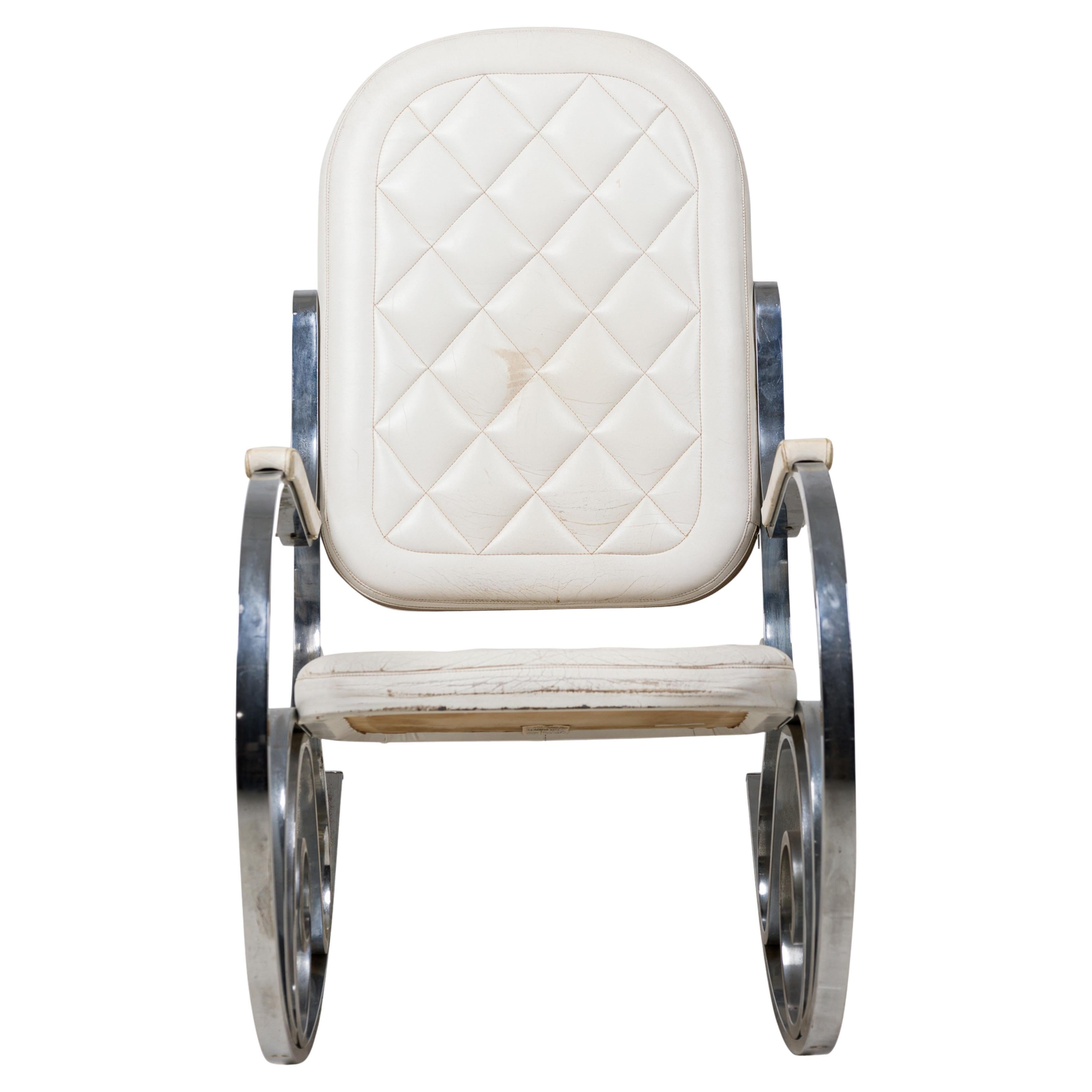 Fauteuil à bascule en nickel poli et cuir blanc de la Maison Jansen