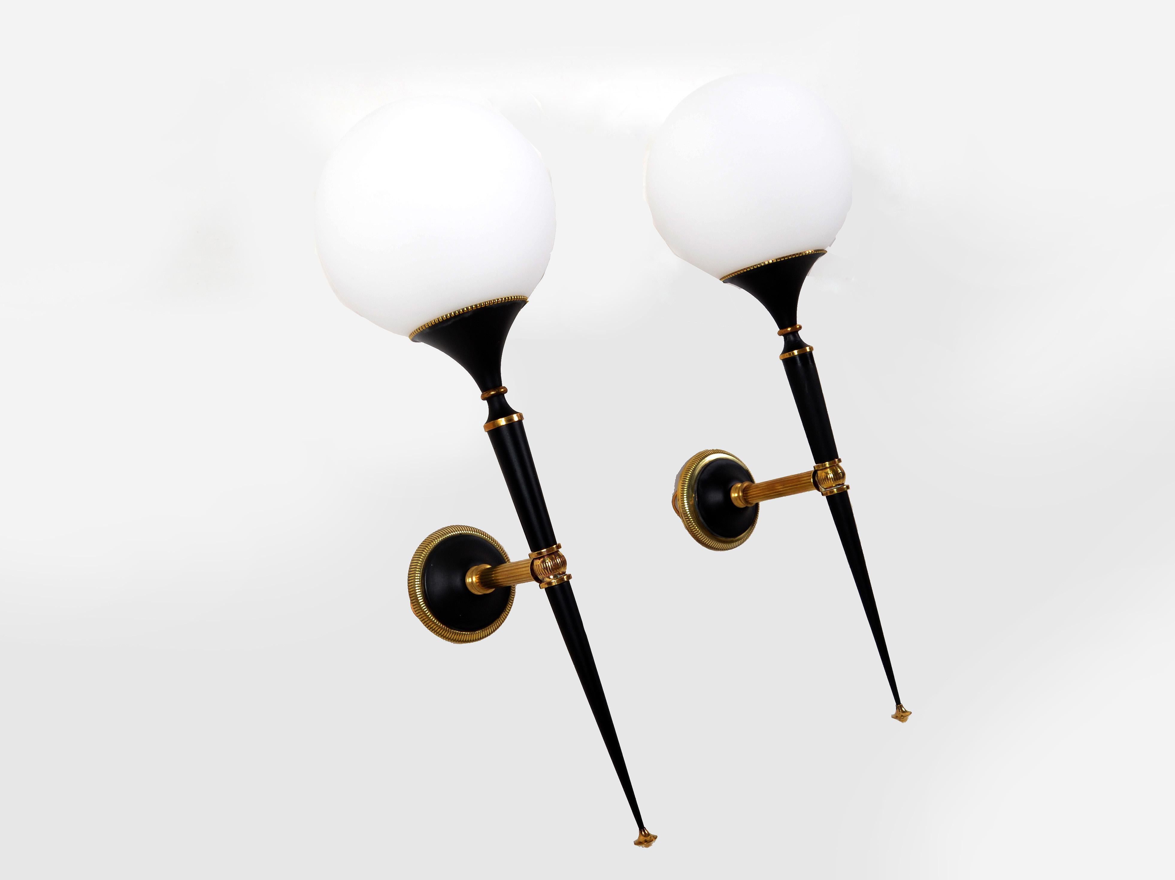 Ein Paar sehr elegante, von Maison Jansen entworfene Mid-Century Modern-Leuchten mit originalen runden Opalschirmen (5