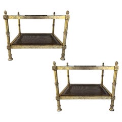Paire de tables d'appoint carrées dorées de la Maison Jansen avec verre fumé et étagère en rotin