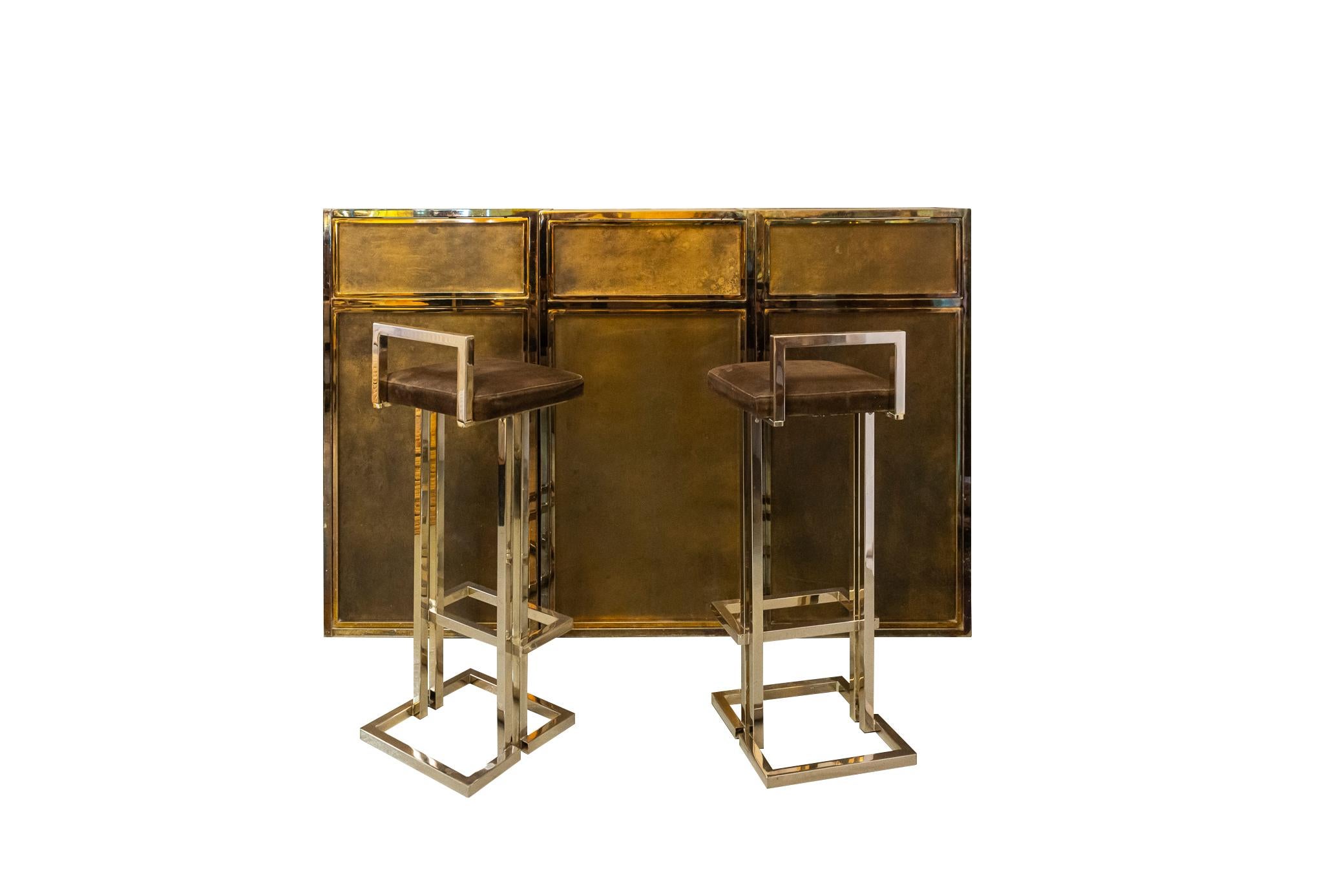 Maison Jansen,
Hollywood regency 3-module bar counter with two matching bar stools, 
brass frame and panels in burnished copper,
France, circa 1970.

Measures: 
(Bar) 180 x 60 x 120 cm.
(Stools) 36 x 37 x 95 cm.