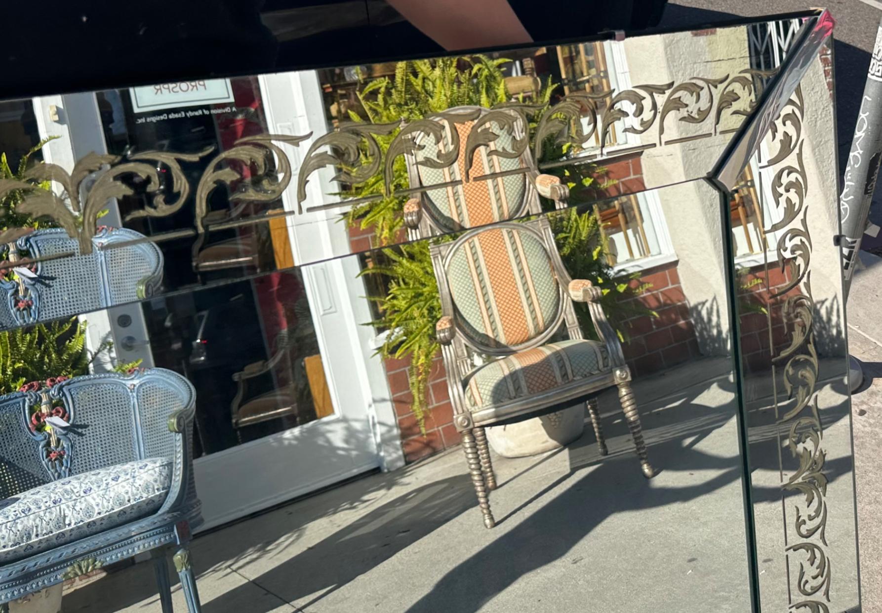 Milieu du XXe siècle Maison Jansen Hollywood Regency miroir églomisé en vente