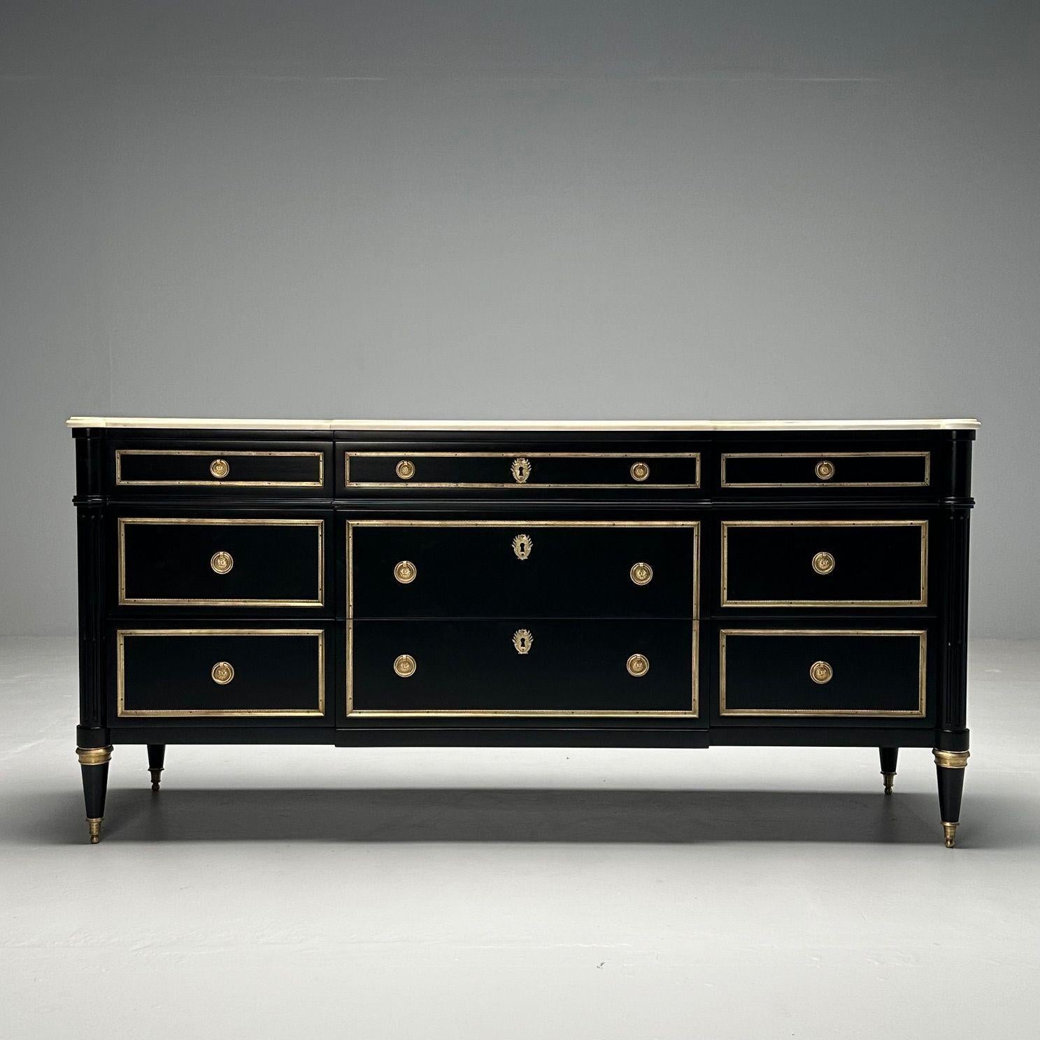 Estilo Maison Jansen, Hollywood Regency, Cómoda Grande, Madera Negra, Latón, Mármol

Una cómoda o aparador de la época de la Regencia de Hollywood, al estilo de Maison Jansen, sencillamente impresionante. Tiene una encimera de mármol veteado blanco