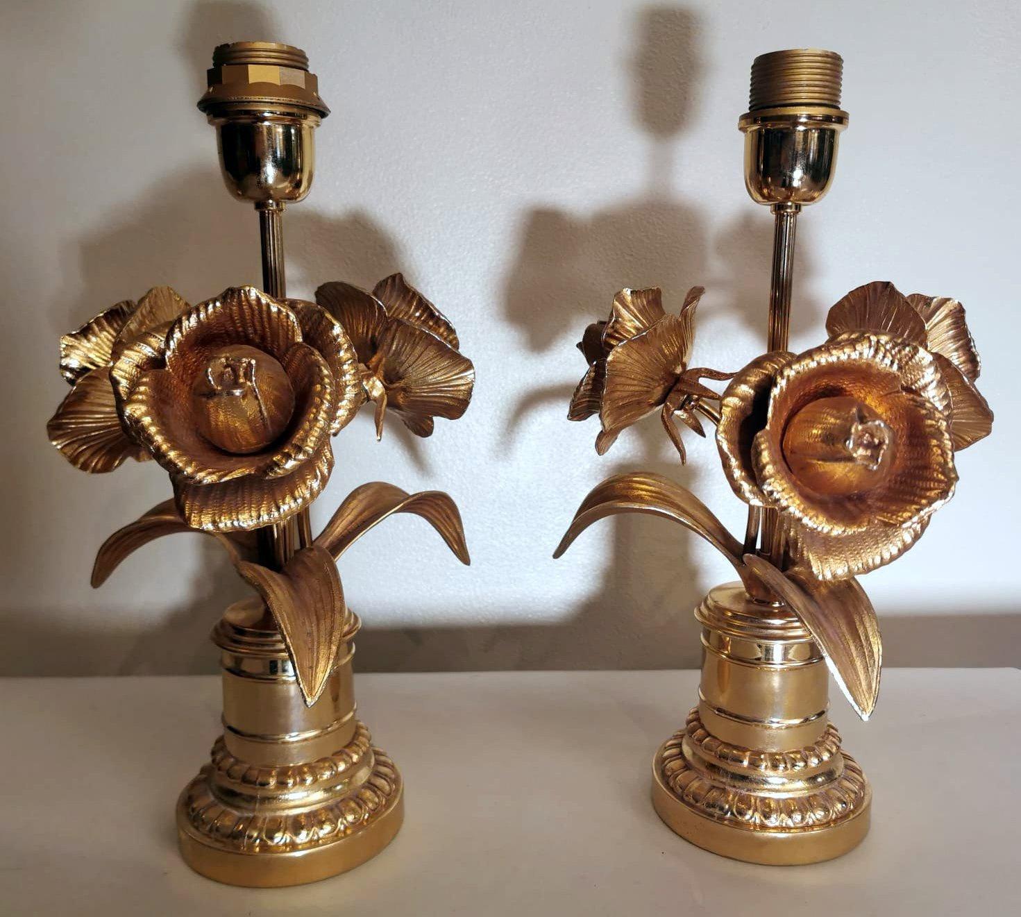 We kindly suggest you read the whole description, because with it we try to give you detailed technical and historical information to guarantee the authenticity of our objects.
Iconic and elegant pair of table lamps in gilded brass, is formed by a