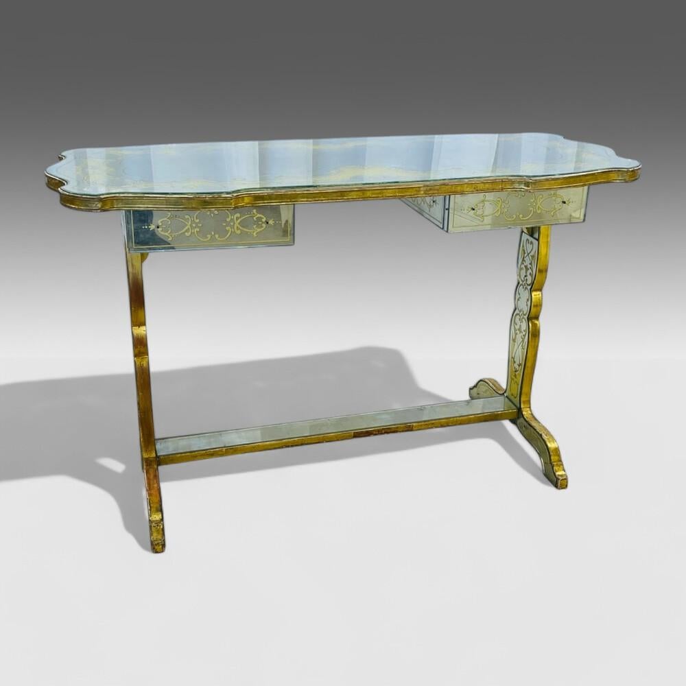 Maison Jansen, Hollywood Regency, Scrivania o Vanity, Vetro Eglomise, Vetro acidato, Foglia d'argento, XX C.

Questa scrivania o consolle di Hollywood Regency Maison Jansen a due cassetti con specchio acidato e foglia d'argento è un pezzo davvero