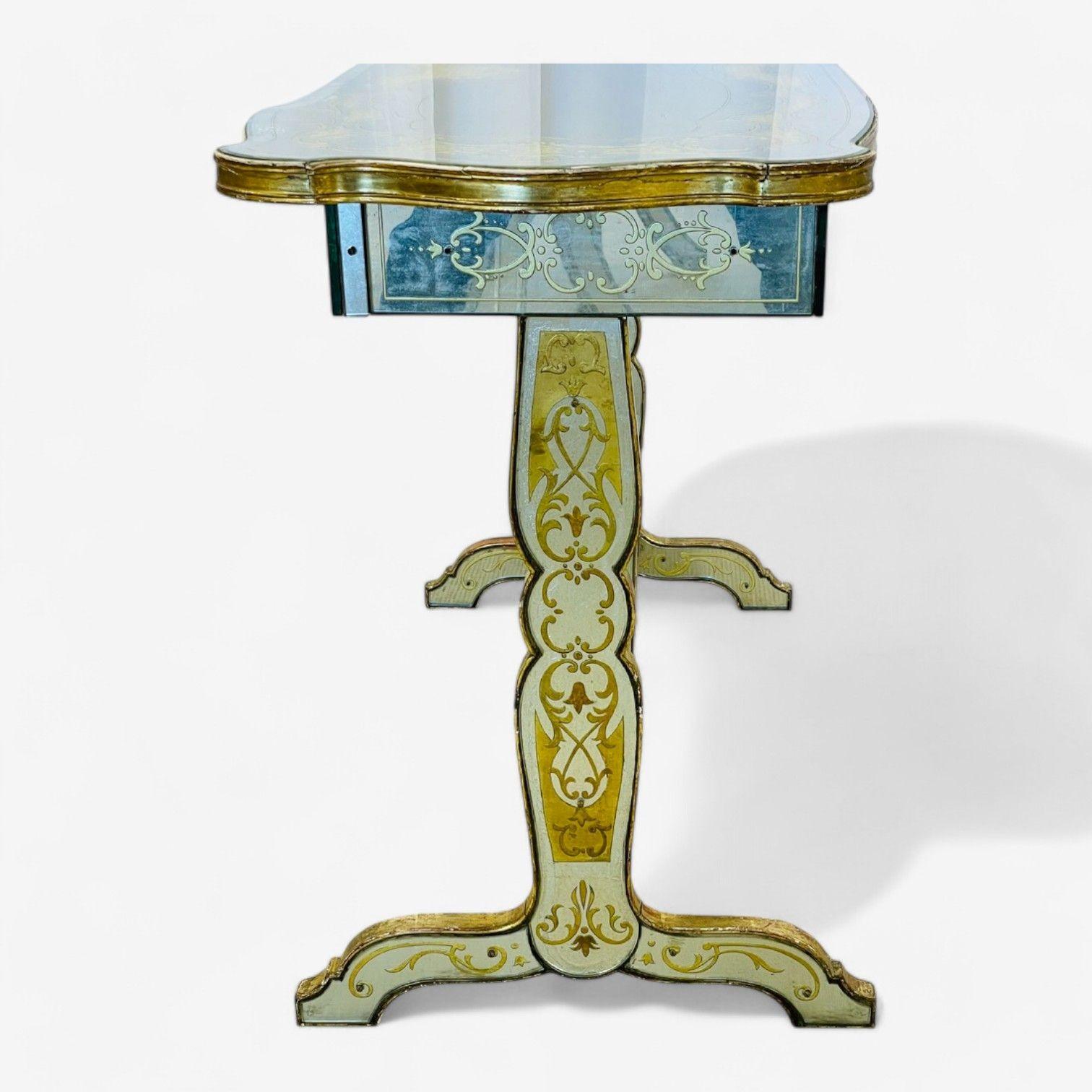 20ième siècle Maison Jansen, Hollywood Regency, Vanité, verre églomisé, feuille d'argent, 20e C. en vente