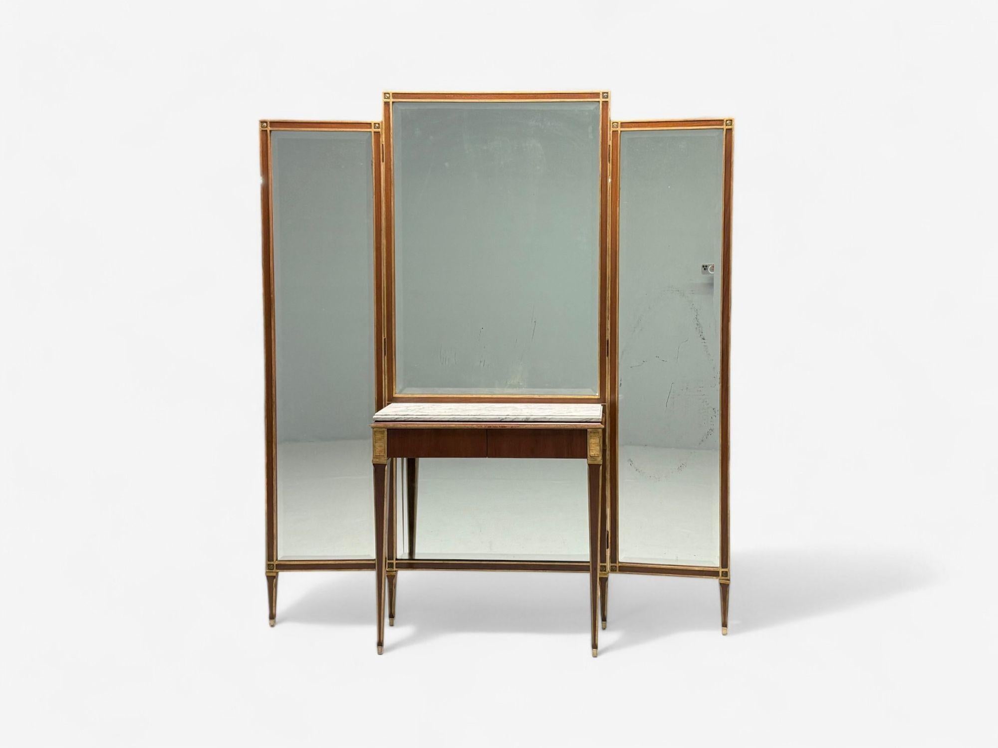 Maison Jansen, Hollywood Regency, miroir de courtoisie, acajou, laiton, verre, France, années 1940

Superbe miroir de courtoisie triplé estampillé Maison Foldes, avec un panneau central biseauté en acajou doré. La pièce comprend un bureau debout à