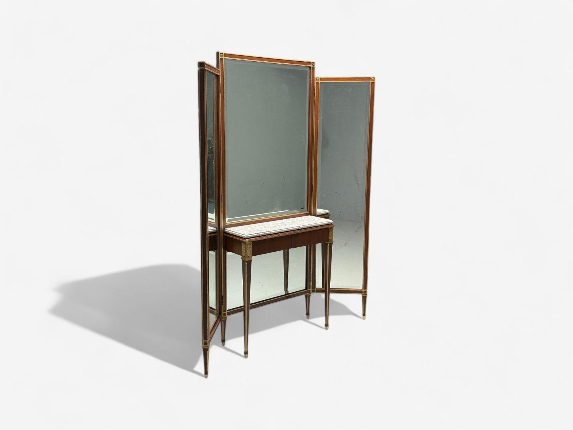 Français Maison Jansen, Hollywood Regency, miroir de coiffeuse, acajou, verre, France, années 1940 en vente