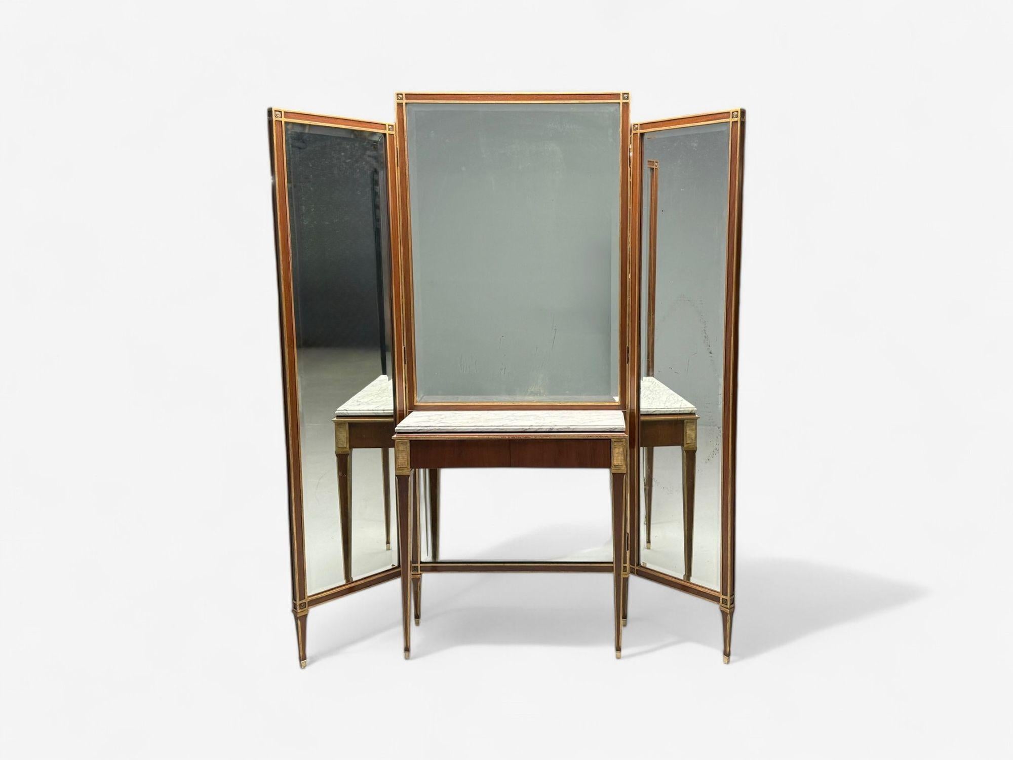 Maison Jansen, Hollywood Regency, miroir de coiffeuse, acajou, verre, France, années 1940 Bon état - En vente à Manhasset, NY