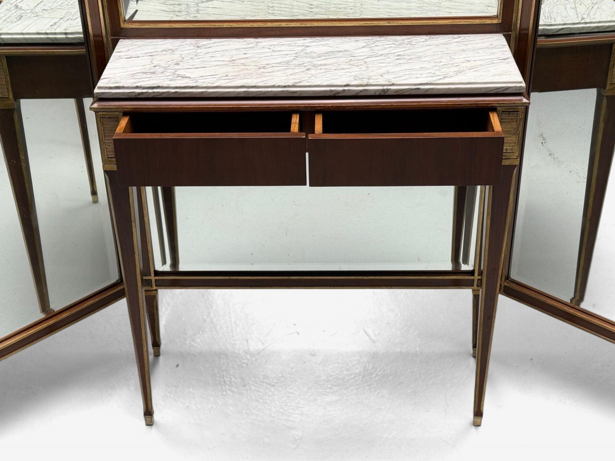 Laiton Maison Jansen, Hollywood Regency, miroir de coiffeuse, acajou, verre, France, années 1940 en vente