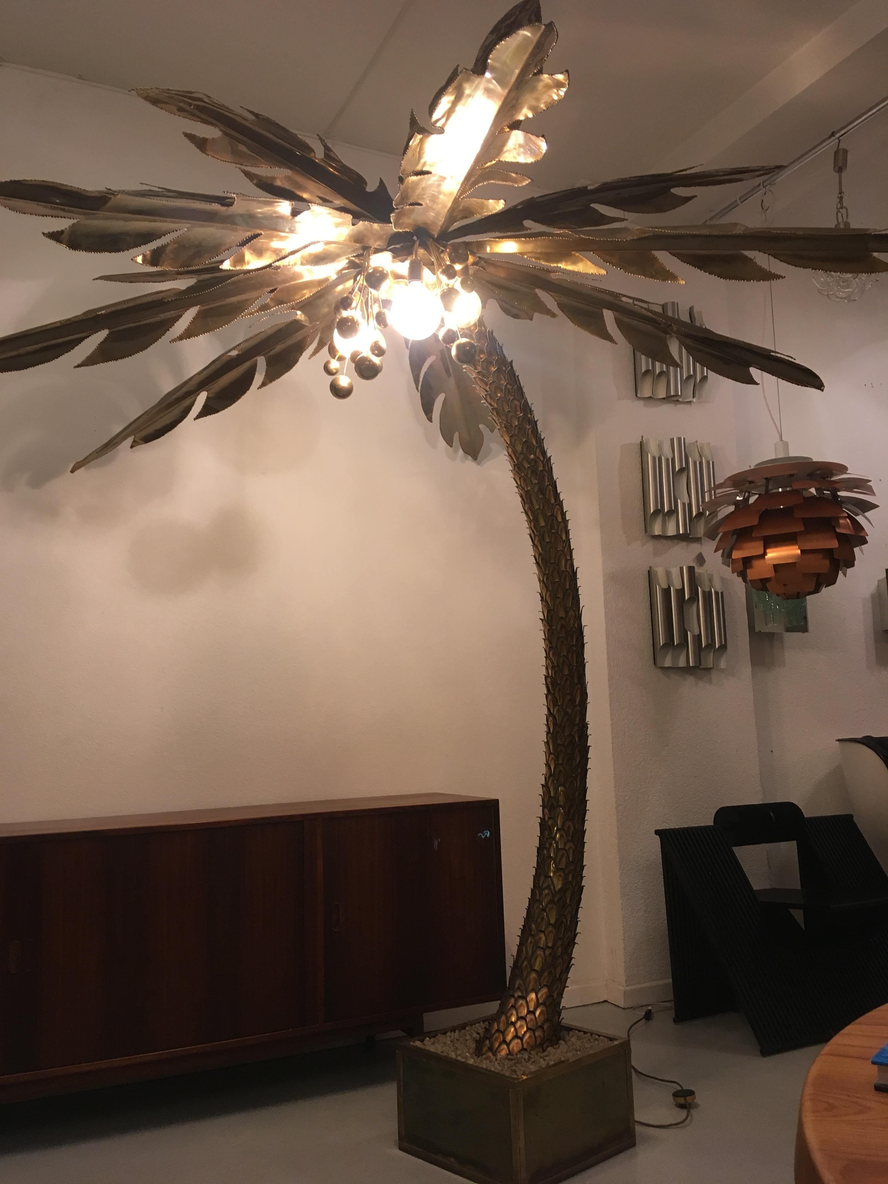 Huge brass palm tree floor lamp by Maison Jansen, France, circa 1970s.

Every leaf is dismountable for shipping

Good condition.