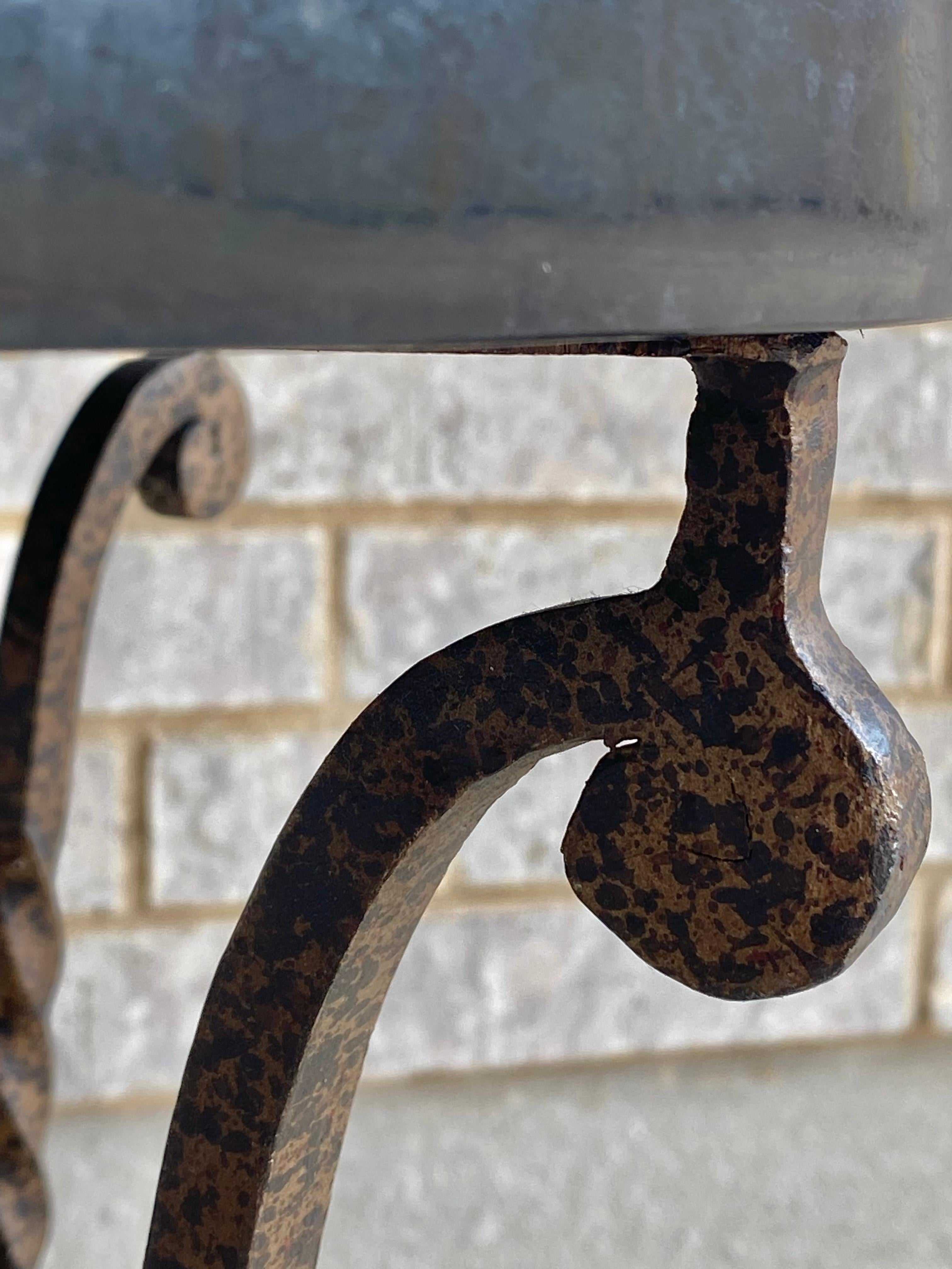 Table d'appoint en marbre noir et fer torsadé de la Maison Jansen en vente 3