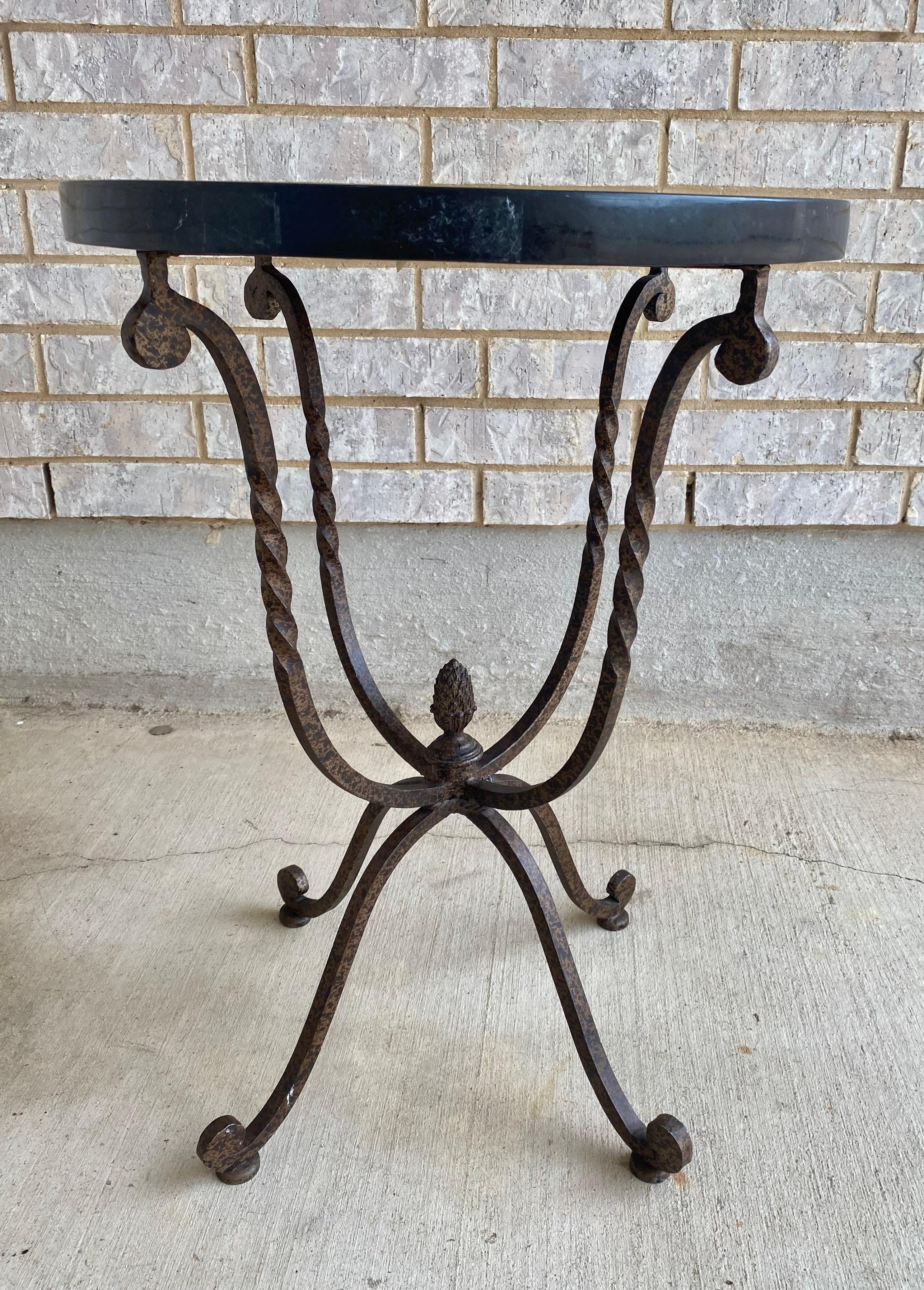 Table d'appoint en marbre noir et fer torsadé de la Maison Jansen en vente 4