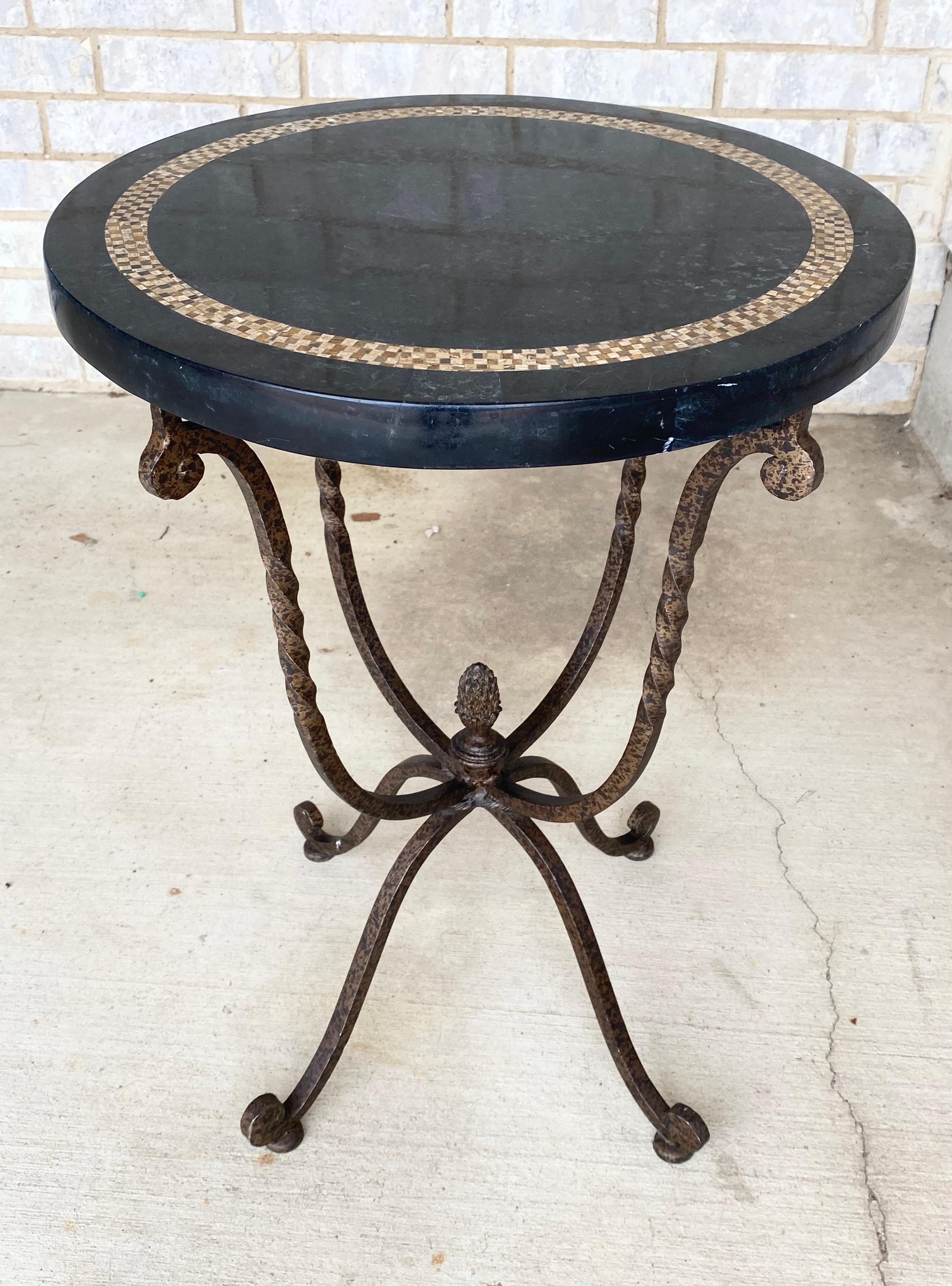 Cette élégante table d'appoint en guéridon d'inspiration Eleg a été créée dans le style des fabricants les plus recherchés et les plus célèbres, Maison Maison Smith et Maison Jansen. Le plateau rond est fabriqué en marbre noir tesselé et comporte un