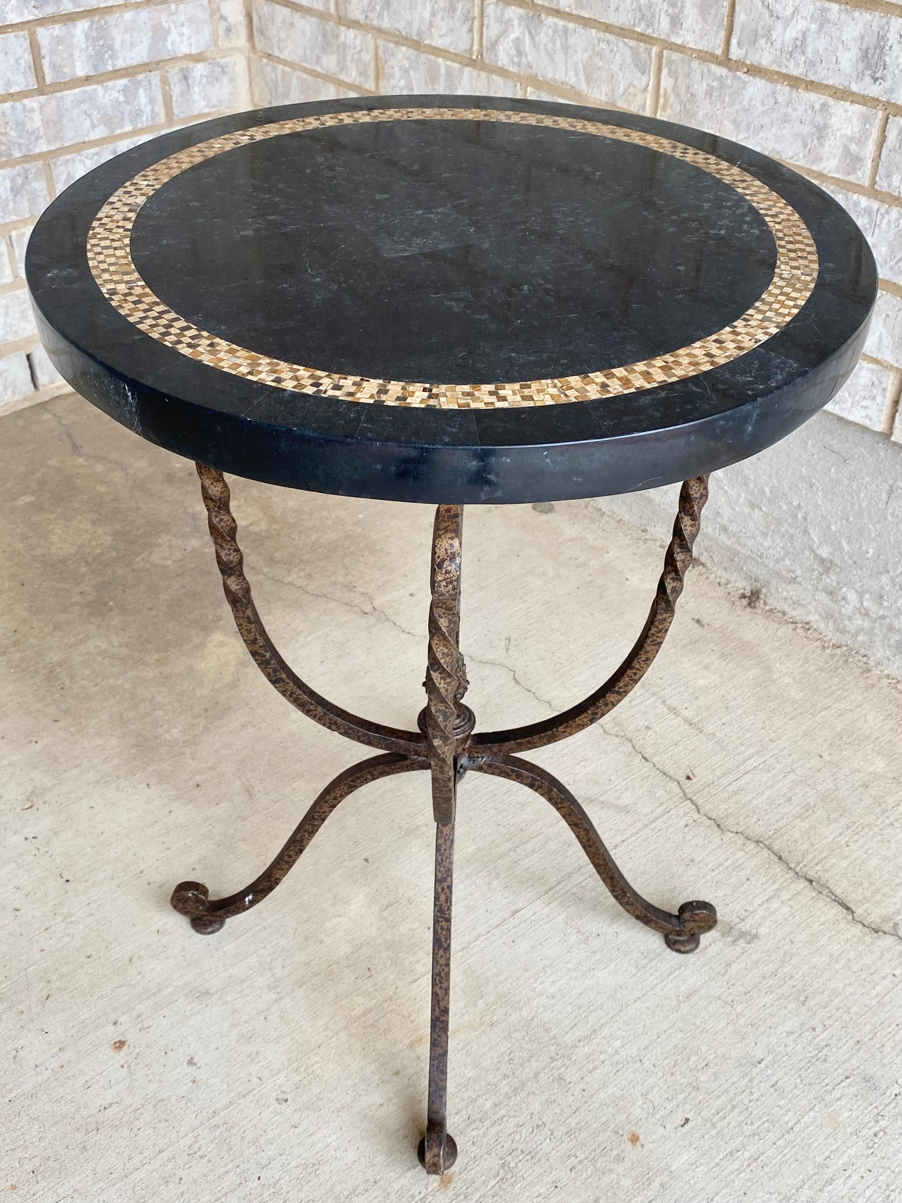 Hollywood Regency Table d'appoint en marbre noir et fer torsadé de la Maison Jansen en vente