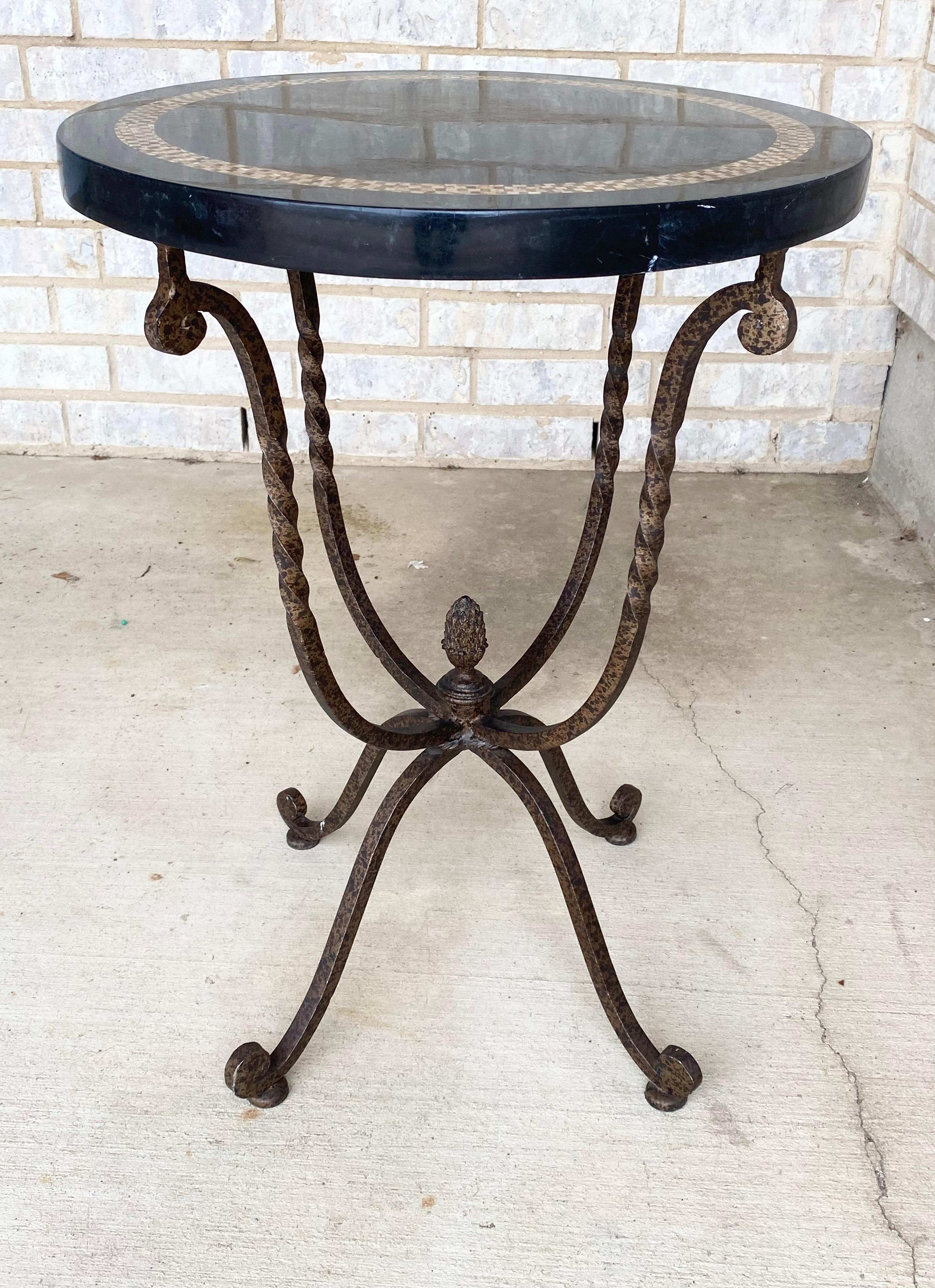 Philippin Table d'appoint en marbre noir et fer torsadé de la Maison Jansen en vente