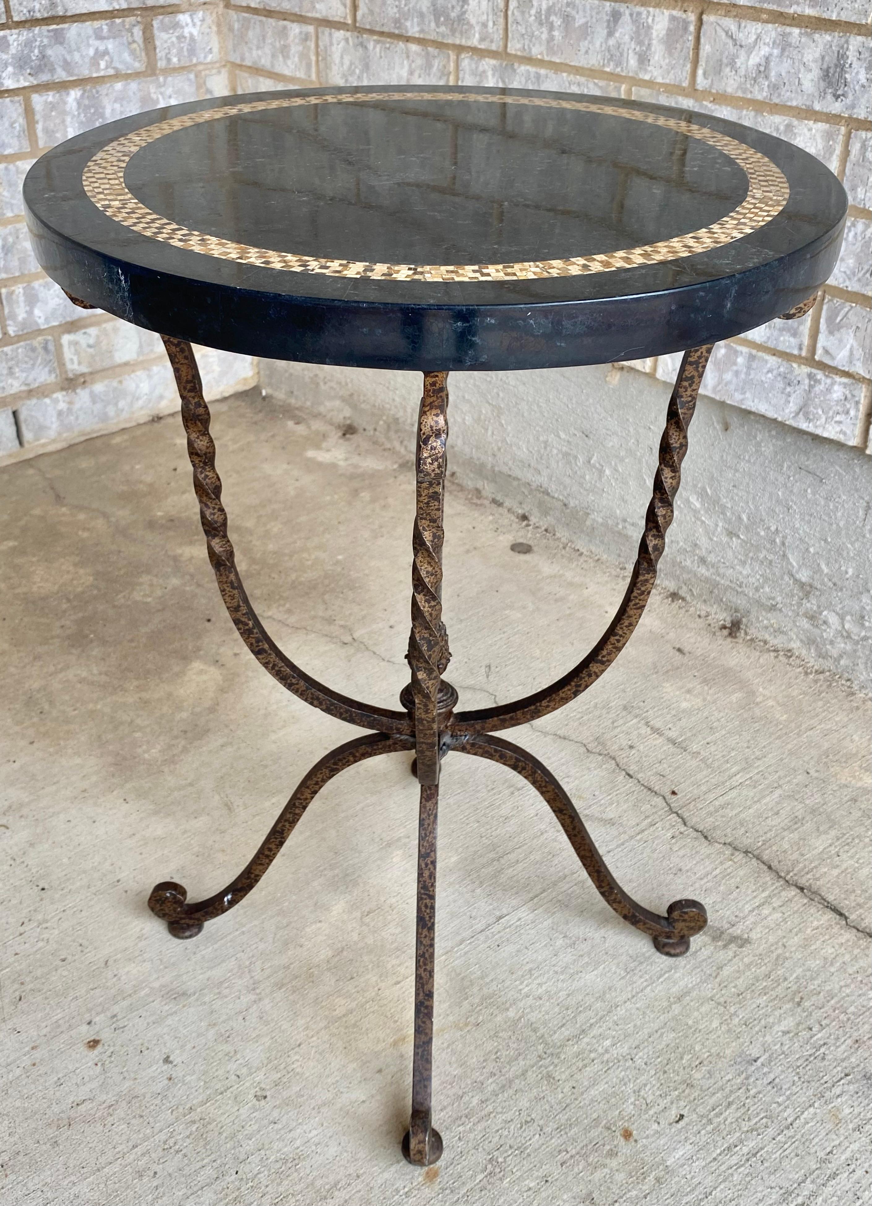 20ième siècle Table d'appoint en marbre noir et fer torsadé de la Maison Jansen en vente