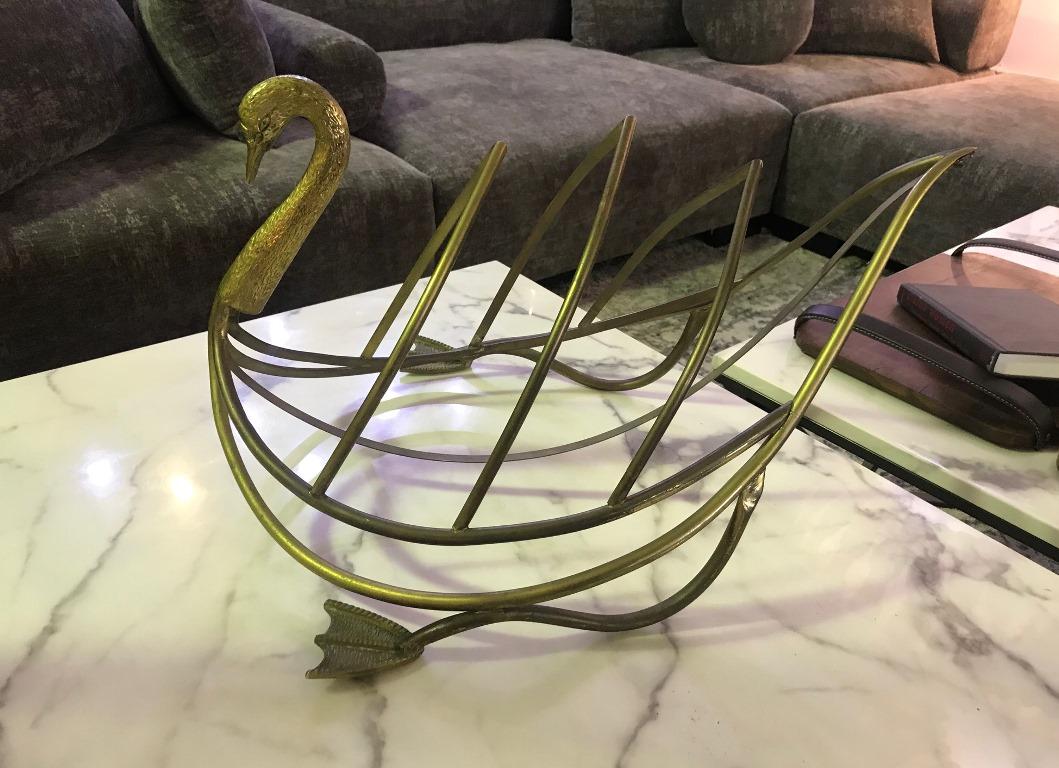 1950s Italian brass swan magazine rack by Maison Jansen with original aged patina.

Signed or stamped maker's mark on verso.

Great addition to any setting midcentury or otherwise.

Approximate dimensions: 13