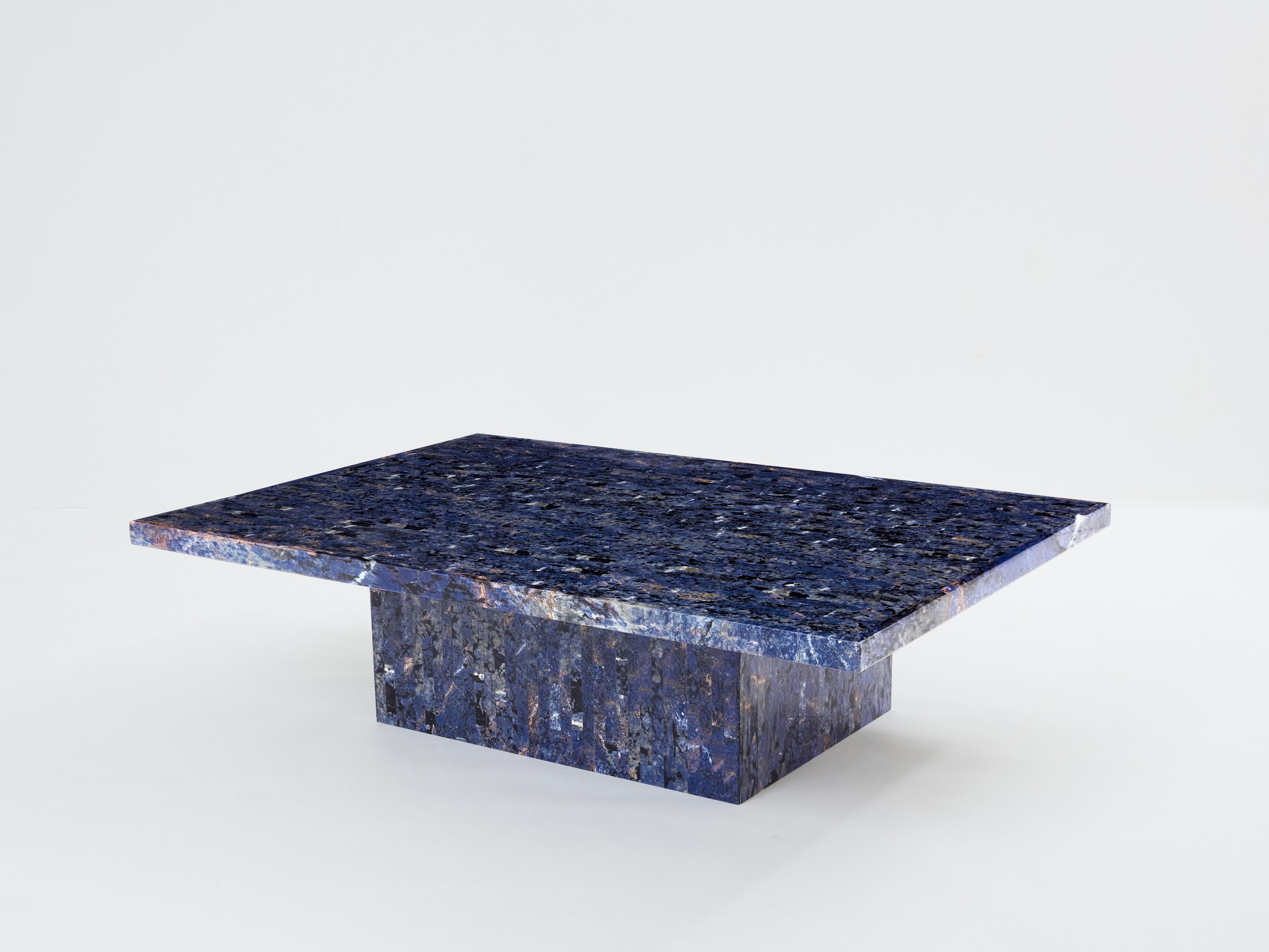 Table basse unique en marqueterie de lapis-lazuli attribuée à la Maison Jansen et produite à la fin des années 1970. Le lapis-lazuli est une roche métamorphique d'un bleu profond utilisée comme pierre semi-précieuse et prisée depuis l'Antiquité pour